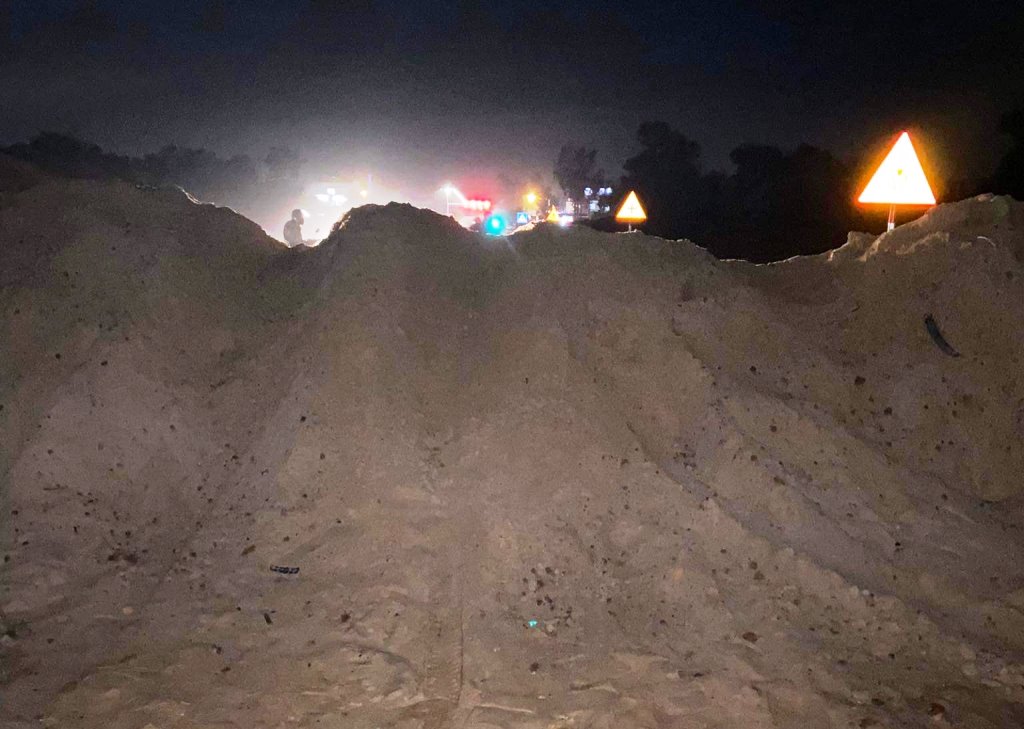 Vụ xe đâm vào đống cát, 2 mẹ con chết: Đường đang thi công có rào chắn, chưa cho xe qua lại - Ảnh 1. Vụ xe đâm vào đống cát, 2 mẹ con chết: Đường đang thi công có rào chắn, chưa cho xe qua lại - Ảnh 1.