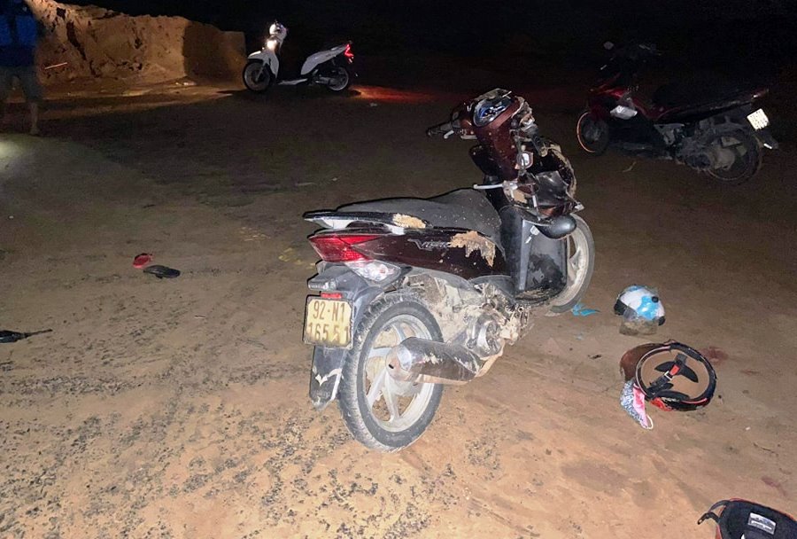 Vụ xe đâm vào đống cát, 2 mẹ con chết: Đường đang thi công có rào chắn, chưa cho xe qua lại - Ảnh 2. Vụ xe đâm vào đống cát, 2 mẹ con chết: Đường đang thi công có rào chắn, chưa cho xe qua lại - Ảnh 2.