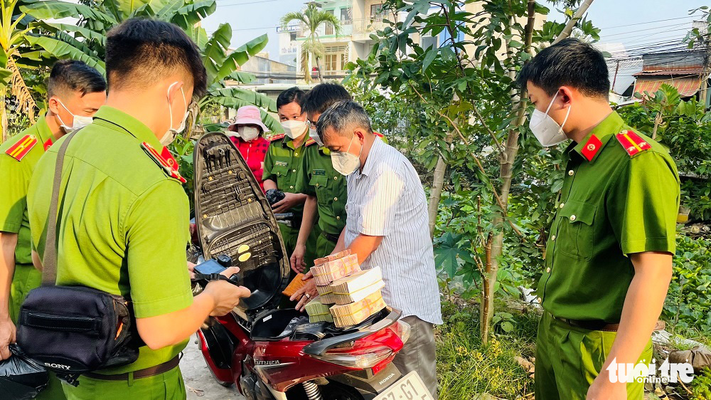 Bắt vụ buôn lậu vàng, khám xét tiệm vàng lớn nhất TP Long Xuyên - Ảnh 1. Bắt vụ buôn lậu vàng, khám xét tiệm vàng lớn nhất TP Long Xuyên - Ảnh 1.