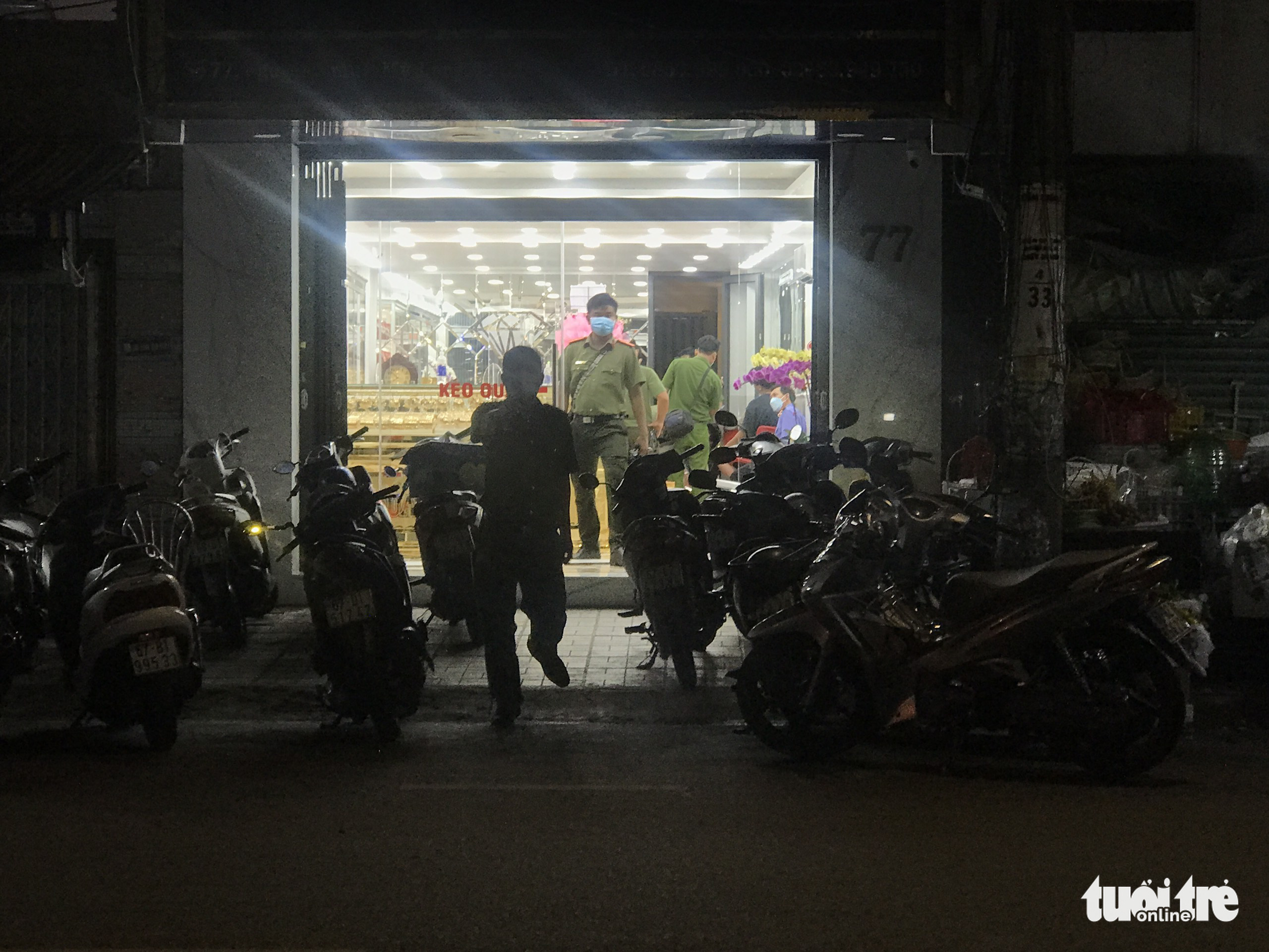 Bắt vụ buôn lậu vàng, khám xét tiệm vàng lớn nhất TP Long Xuyên - Ảnh 3. Bắt vụ buôn lậu vàng, khám xét tiệm vàng lớn nhất TP Long Xuyên - Ảnh 3.