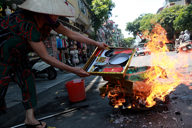 Tết này, hãy bớt đốt vàng mã! - Ảnh 1. Tết này, hãy bớt đốt vàng mã! - Ảnh 1.