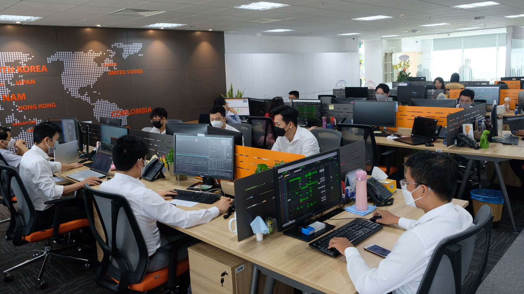 Từ vụ Trịnh Văn Quyết, phải ngăn bán chui cổ phiếu phá thị trường - Ảnh 2. Từ vụ Trịnh Văn Quyết, phải ngăn bán chui cổ phiếu phá thị trường - Ảnh 2.