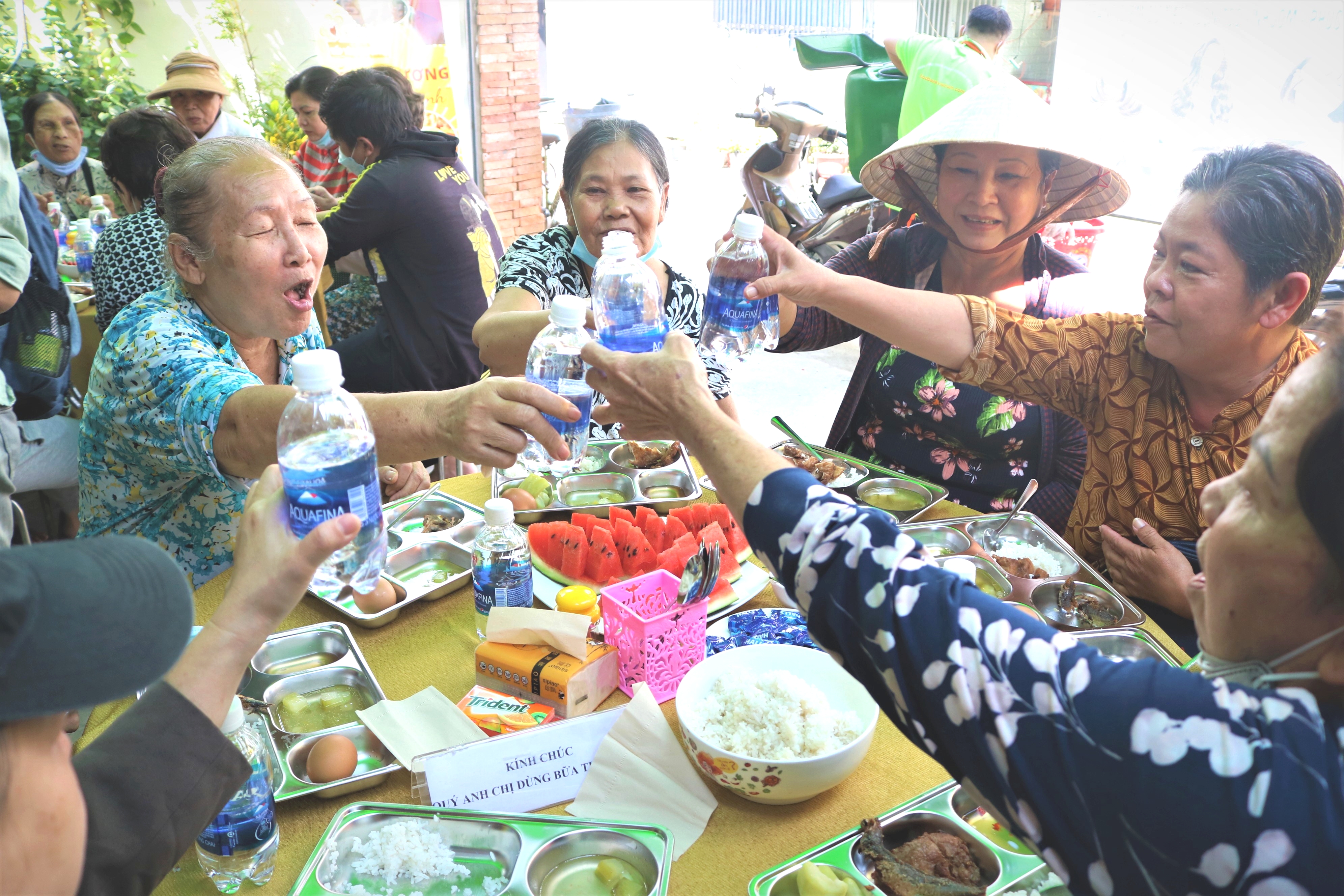 Ấm lòng bữa cơm tất niên xóm lao động nghèo ở TP.HCM - Ảnh 4. Ấm lòng bữa cơm tất niên xóm lao động nghèo ở TP.HCM - Ảnh 4.