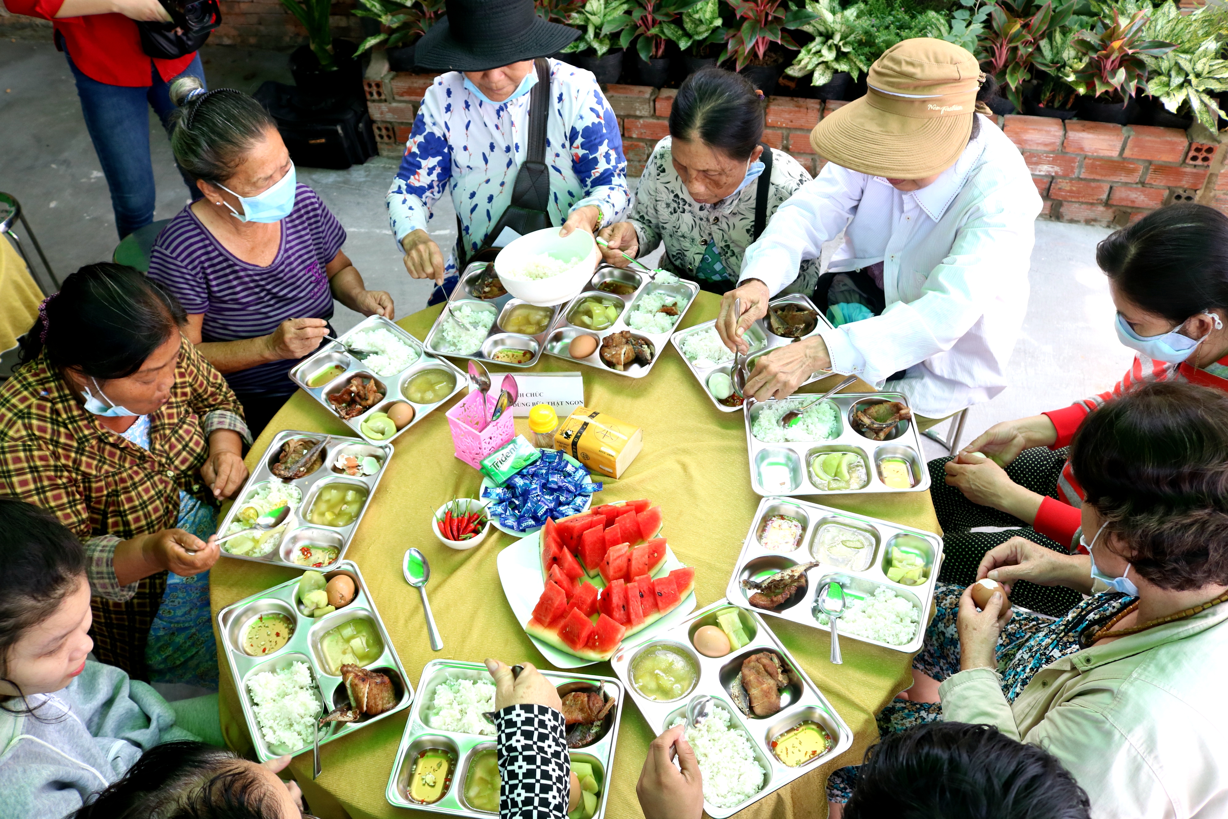 Ấm lòng bữa cơm tất niên xóm lao động nghèo ở TP.HCM - Ảnh 1. Ấm lòng bữa cơm tất niên xóm lao động nghèo ở TP.HCM - Ảnh 1.