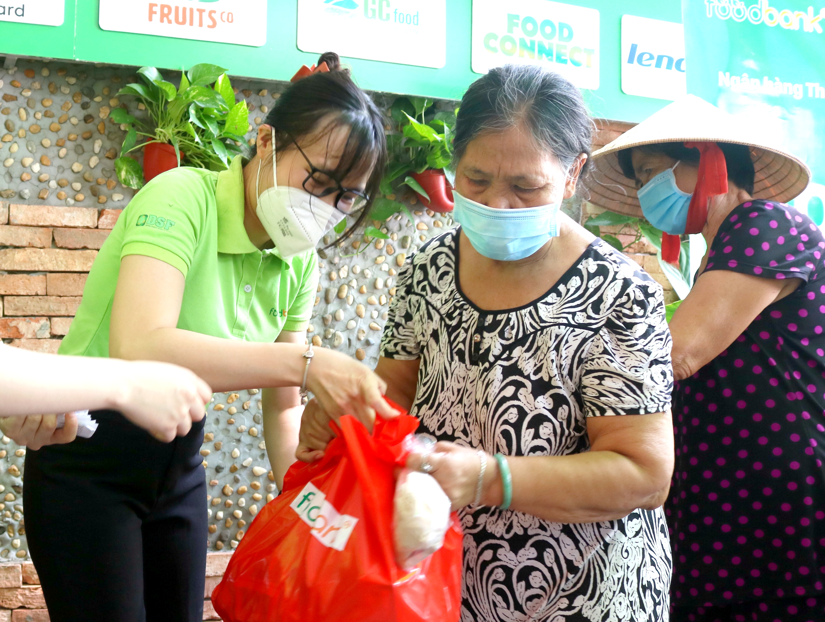 Ấm lòng bữa cơm tất niên xóm lao động nghèo ở TP.HCM - Ảnh 3. Ấm lòng bữa cơm tất niên xóm lao động nghèo ở TP.HCM - Ảnh 3.