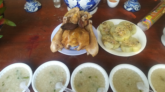 Cá lóc nướng trui, gà luộc xé phay: Món dân dã mà đậm đà hương vị Tết - Ảnh 1. Cá lóc nướng trui, gà luộc xé phay: Món dân dã mà đậm đà hương vị Tết - Ảnh 1.