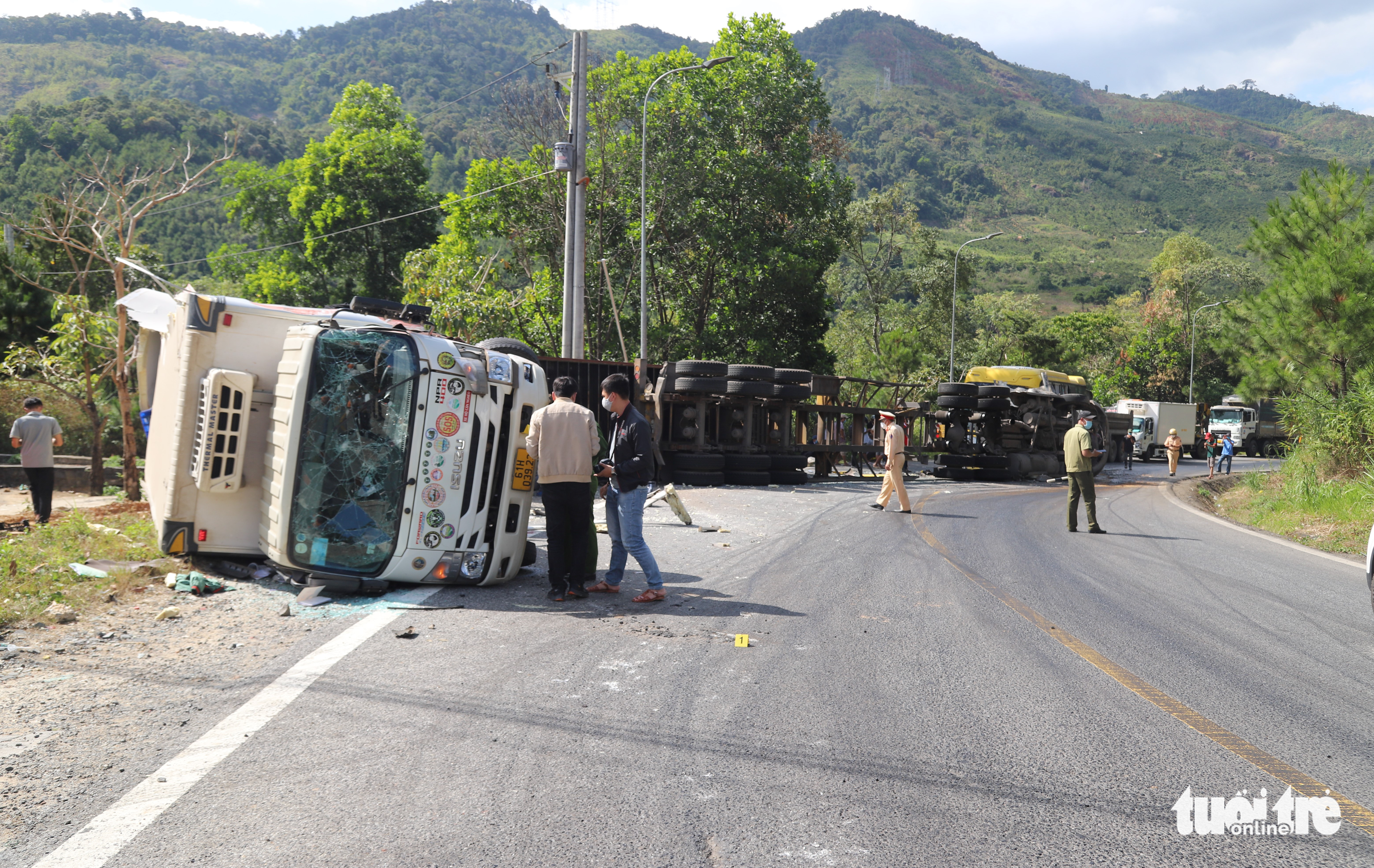 Xe đầu kéo đổ đèo Bảo Lộc, lật vào 3 xe lớn khác - Ảnh 3. Xe đầu kéo đổ đèo Bảo Lộc, lật vào 3 xe lớn khác - Ảnh 3.