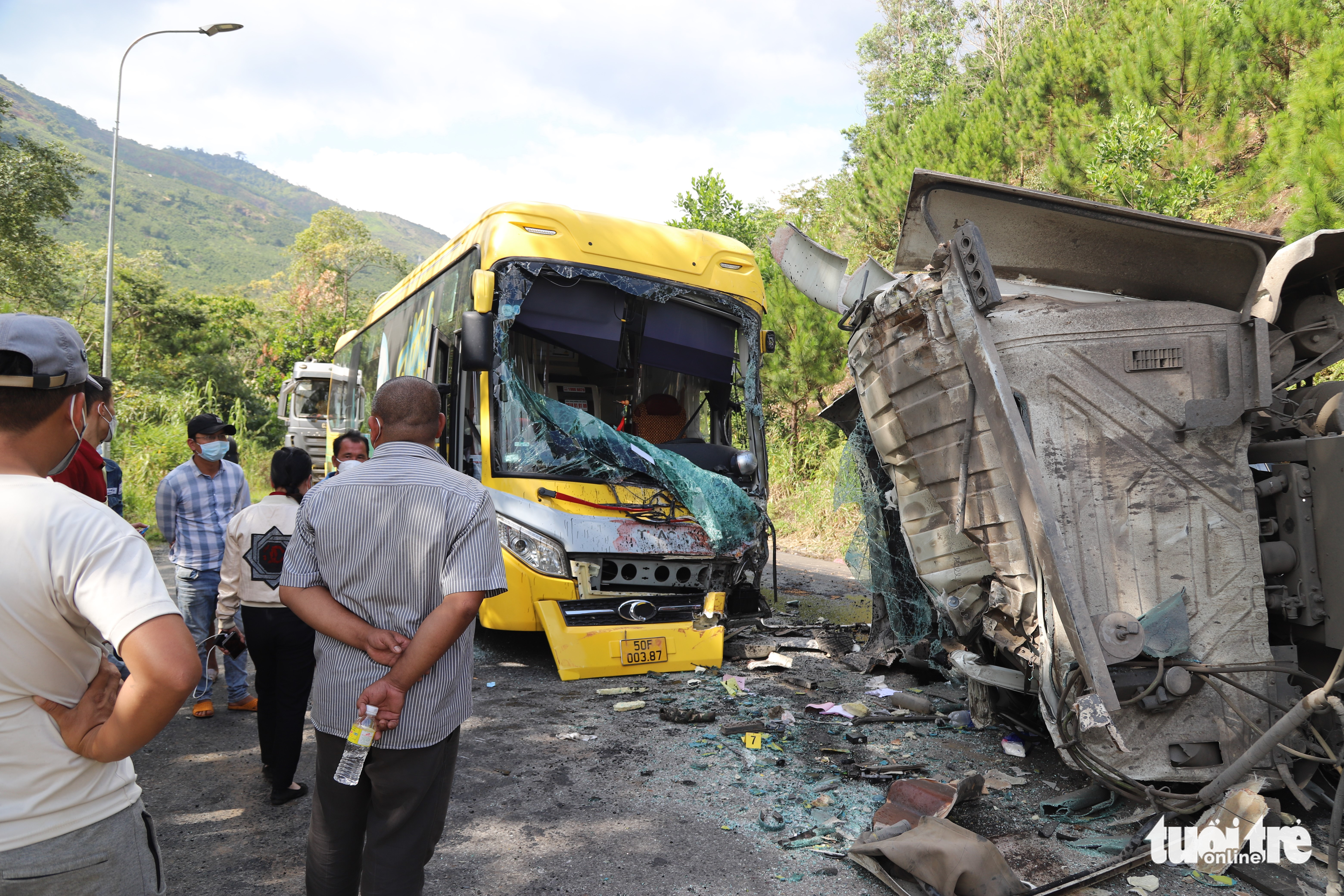 Xe đầu kéo đổ đèo Bảo Lộc, lật vào 3 xe lớn khác - Ảnh 1. Xe đầu kéo đổ đèo Bảo Lộc, lật vào 3 xe lớn khác - Ảnh 1.