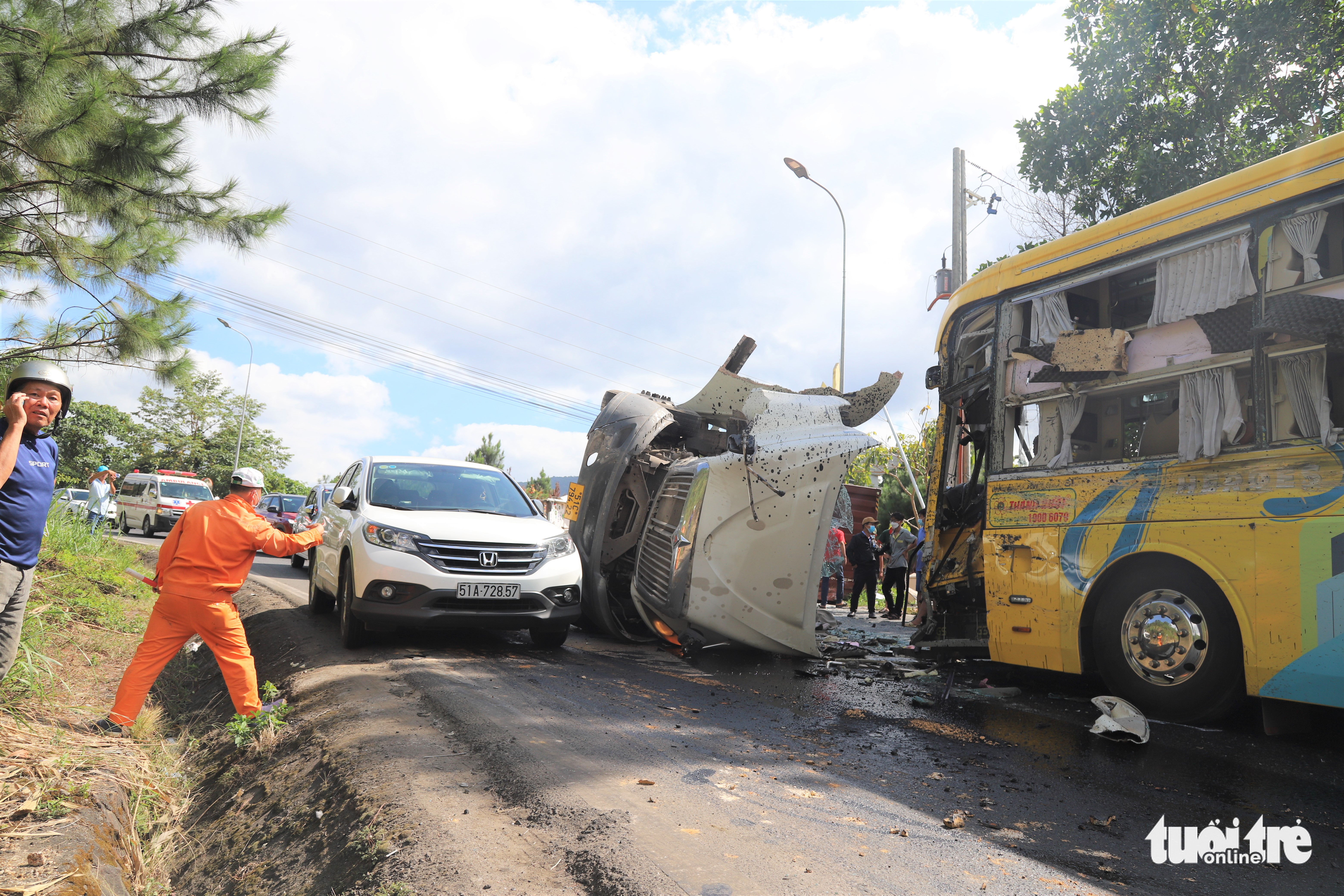 Xe đầu kéo đổ đèo Bảo Lộc, lật vào 3 xe lớn khác - Ảnh 2. Xe đầu kéo đổ đèo Bảo Lộc, lật vào 3 xe lớn khác - Ảnh 2.