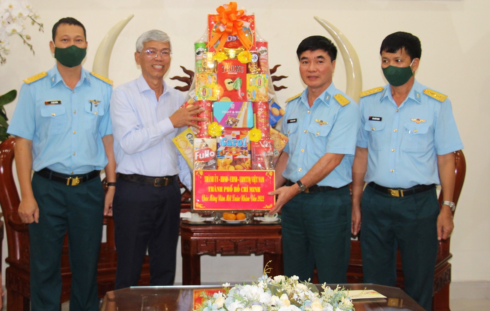 Phó chủ tịch UBND TP.HCM Võ Văn Hoan đi thăm, chúc Tết bộ đội và y bác sĩ - Ảnh 2. Phó chủ tịch UBND TP.HCM Võ Văn Hoan đi thăm, chúc Tết bộ đội và y bác sĩ - Ảnh 2.