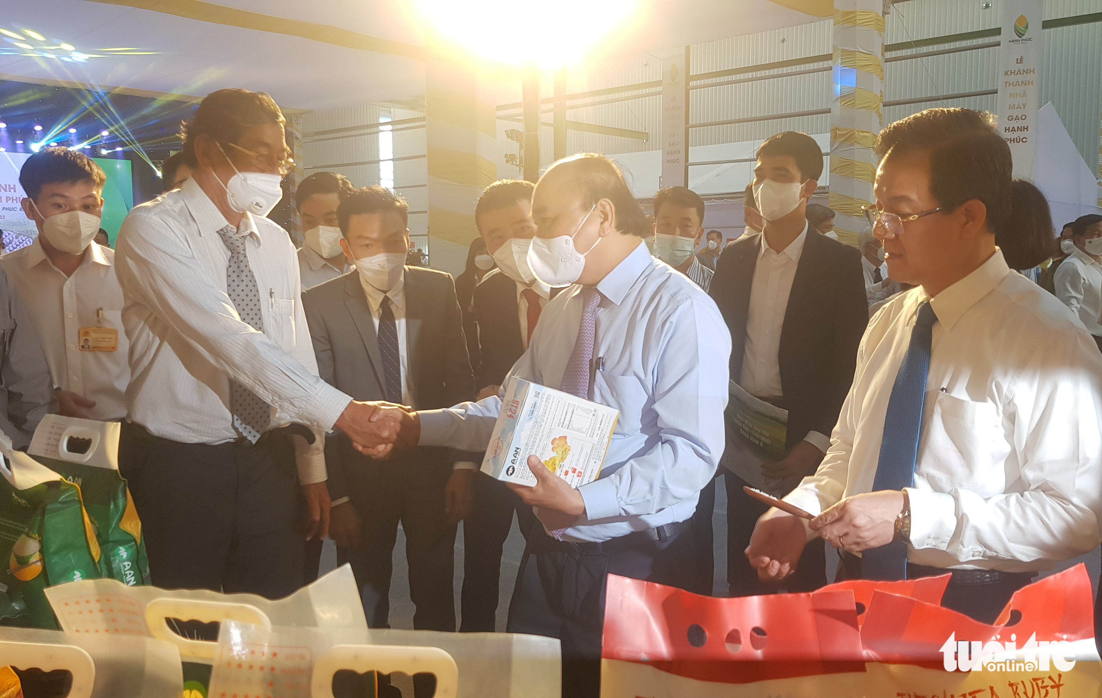 Chủ tịch nước Nguyễn Xuân Phúc cùng khánh thành nhà máy sản xuất gạo lớn nhất châu Á - Ảnh 2. Chủ tịch nước Nguyễn Xuân Phúc cùng khánh thành nhà máy sản xuất gạo lớn nhất châu Á - Ảnh 2.