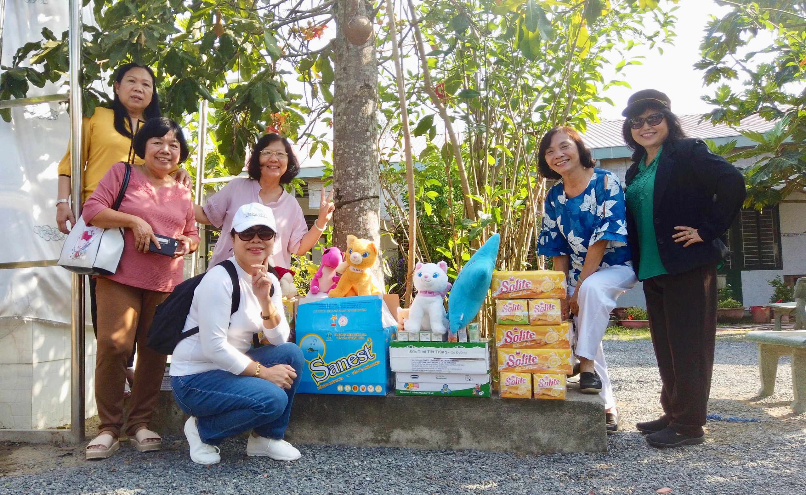 Cô giáo mê làm từ thiện - Ảnh 1. Cô giáo mê làm từ thiện - Ảnh 1.