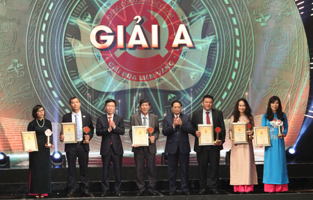 Nhà văn Ma Văn Kháng được trao 2 giải Búa liềm vàng - Ảnh 1. Nhà văn Ma Văn Kháng được trao 2 giải Búa liềm vàng - Ảnh 1.