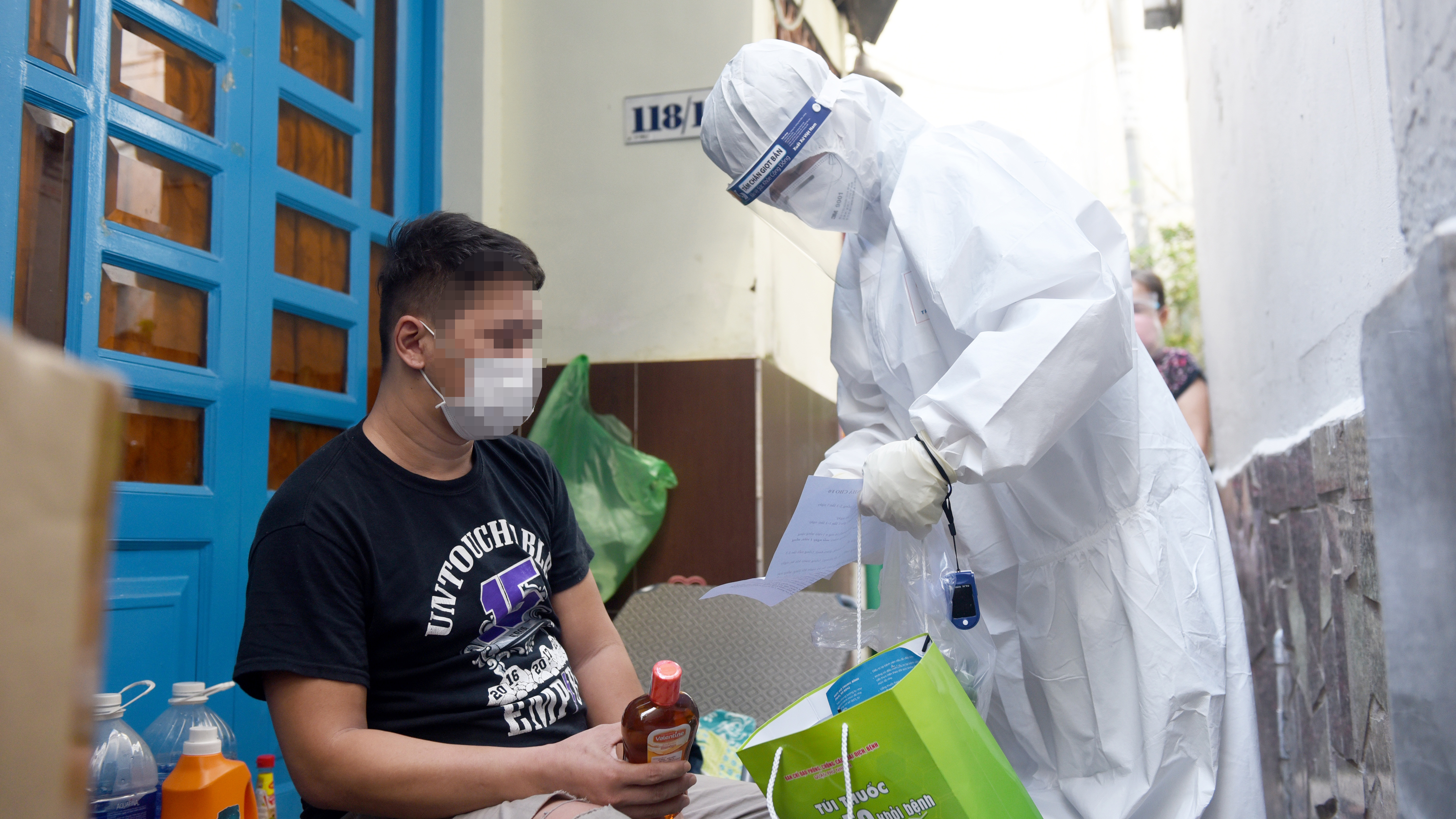 Dùng chung toa thuốc trị COVID-19, chuyện gì có thể xảy ra? - Ảnh 1. Dùng chung toa thuốc trị COVID-19, chuyện gì có thể xảy ra? - Ảnh 1.