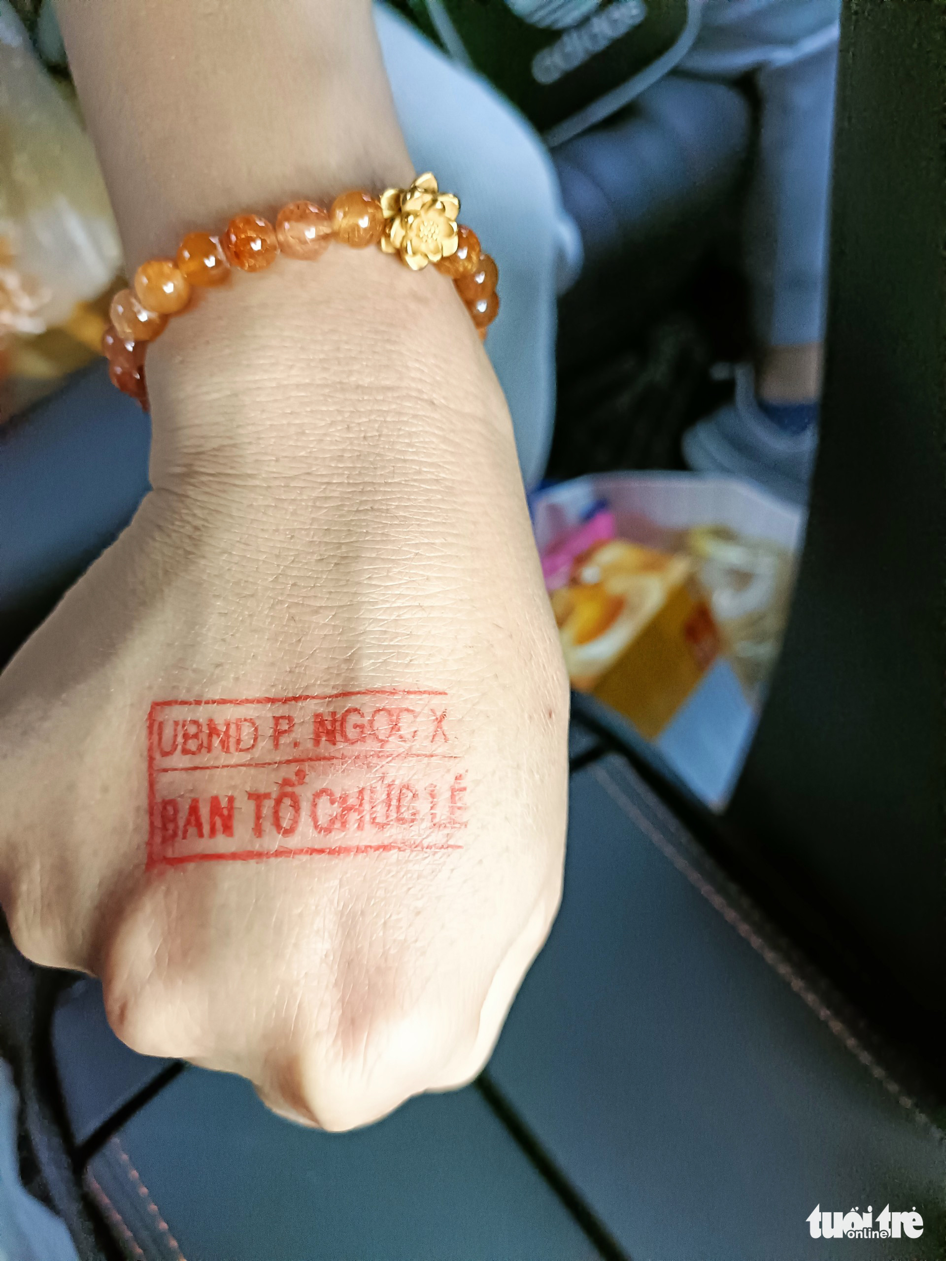 Muốn vào đền thắp hương ngày mùng 1, khách buộc phải ‘ngoáy mũi’ - Ảnh 3.