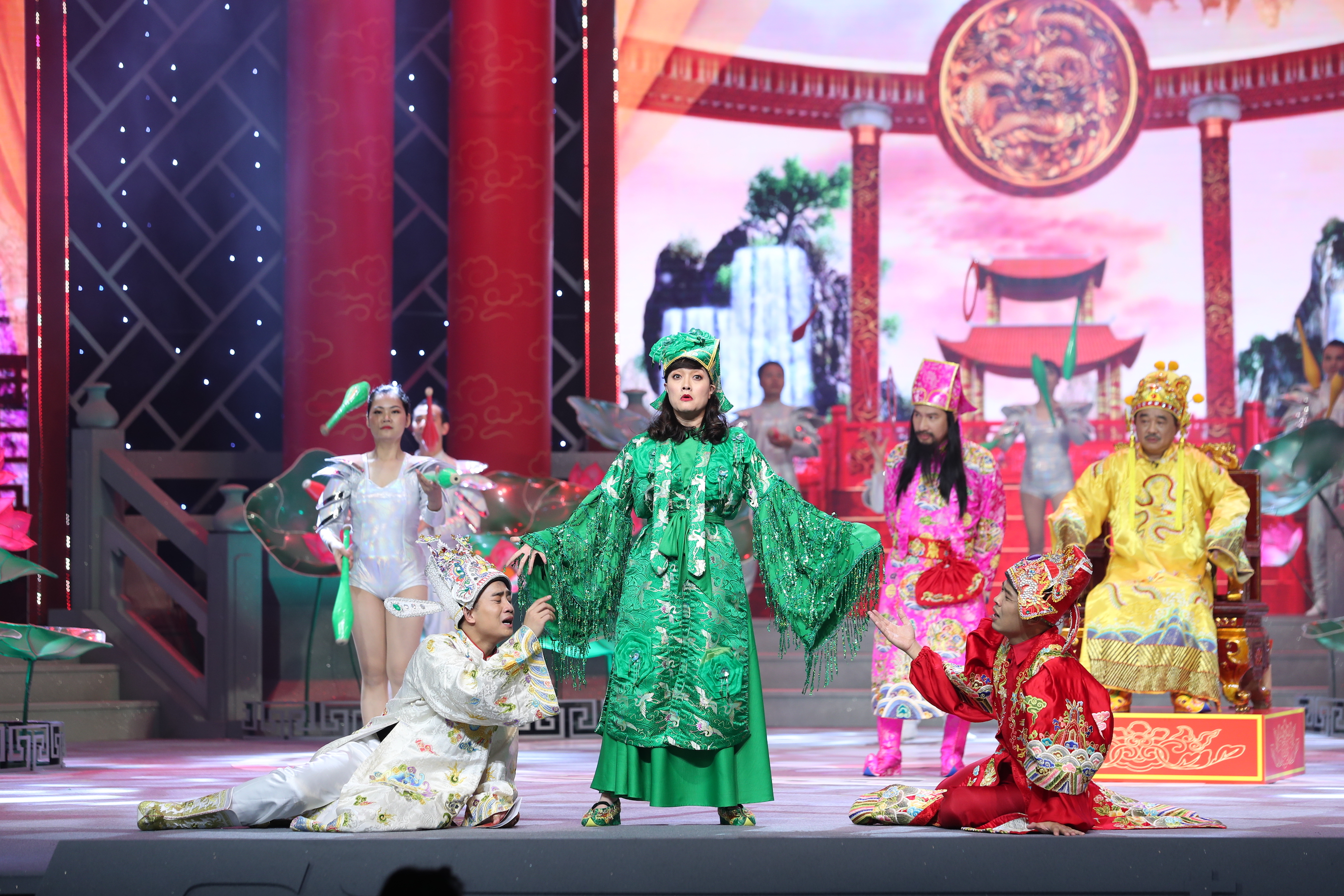 Táo quân Tết Nhâm Dần: Nhắc đủ các từ khóa của năm nhưng vẫn nhạt - Ảnh 5. Táo quân Tết Nhâm Dần: Nhắc đủ các từ khóa của năm nhưng vẫn nhạt - Ảnh 5.