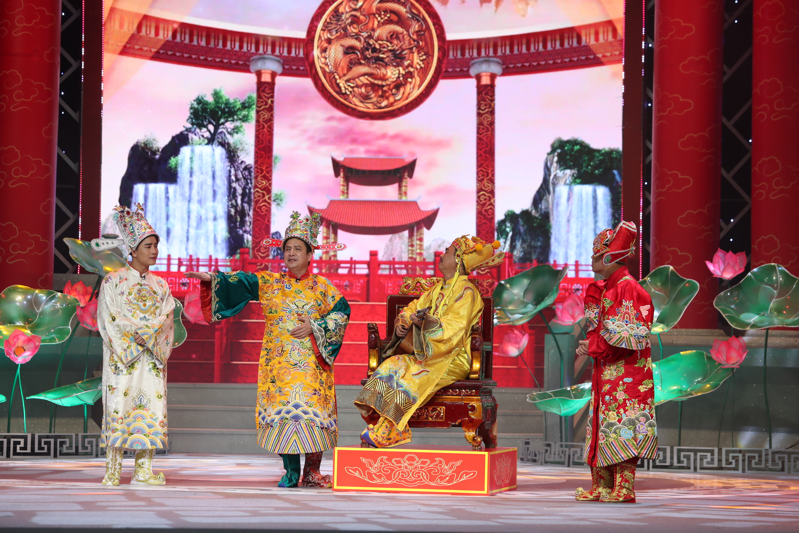 Táo quân Tết Nhâm Dần: Nhắc đủ các từ khóa của năm nhưng vẫn nhạt - Ảnh 2. Táo quân Tết Nhâm Dần: Nhắc đủ các từ khóa của năm nhưng vẫn nhạt - Ảnh 2.