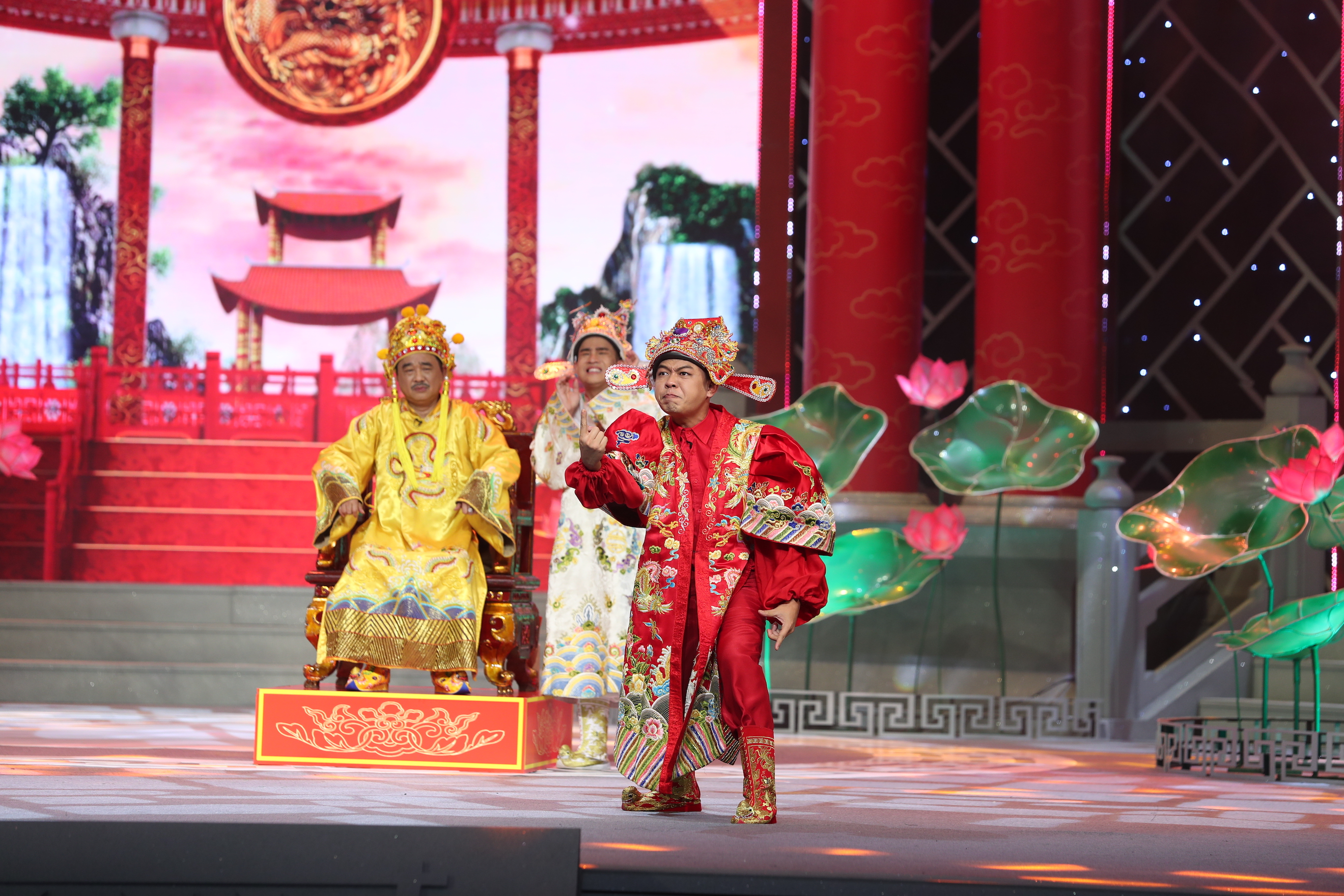 Táo quân Tết Nhâm Dần: Nhắc đủ các từ khóa của năm nhưng vẫn nhạt - Ảnh 3. Táo quân Tết Nhâm Dần: Nhắc đủ các từ khóa của năm nhưng vẫn nhạt - Ảnh 3.