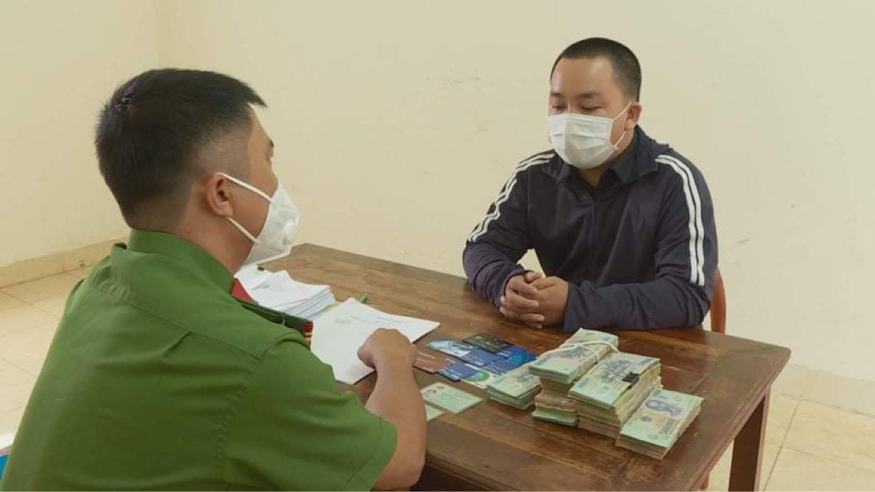 Chiếm 400 tài khoản Facebook, lừa được hơn 10 tỉ đồng - Ảnh 1. Chiếm 400 tài khoản Facebook, lừa được hơn 10 tỉ đồng - Ảnh 1.