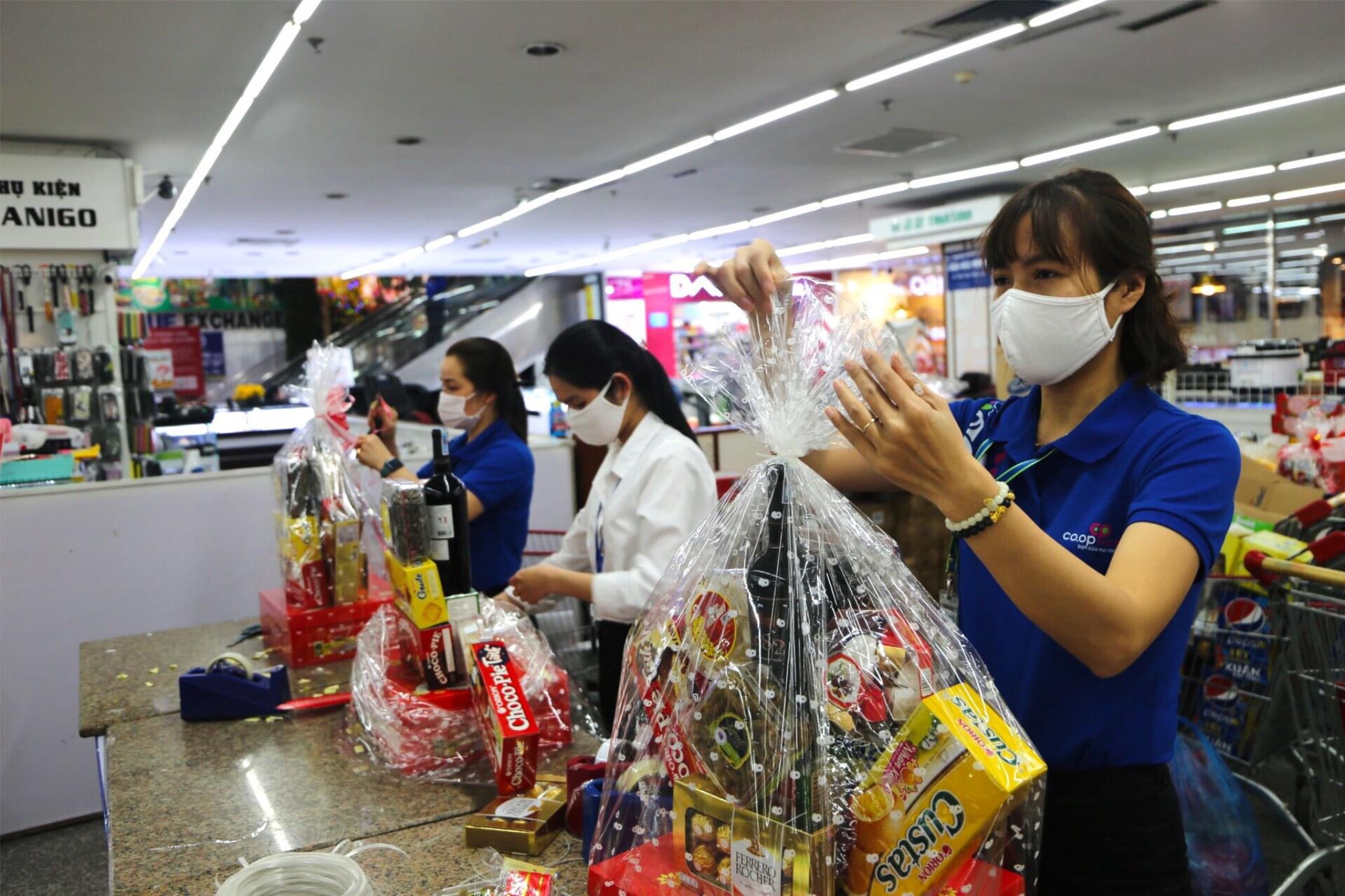 Co.opmart và Co.opXtra tung dịch vụ giao giỏ quà Tết độc đáo mùa dịch - Ảnh 1. Co.opmart và Co.opXtra tung dịch vụ giao giỏ quà Tết độc đáo mùa dịch - Ảnh 1.