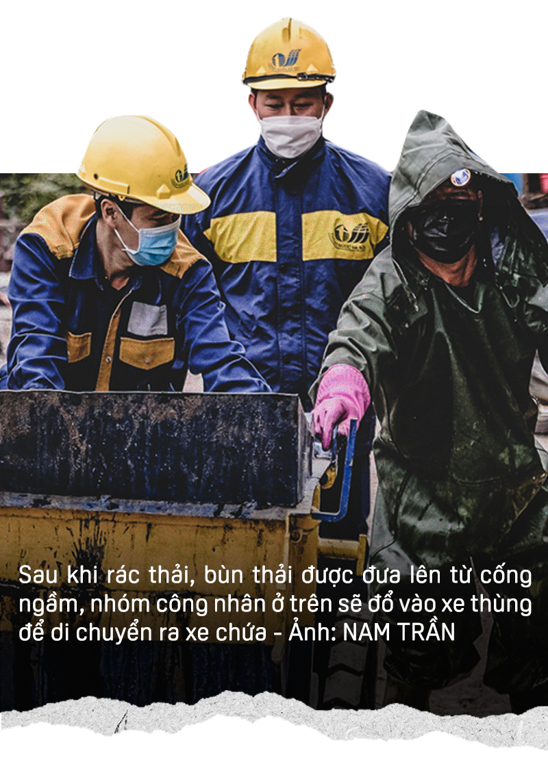 Những công nhân móc cống giữa trời đông - Ảnh 10.