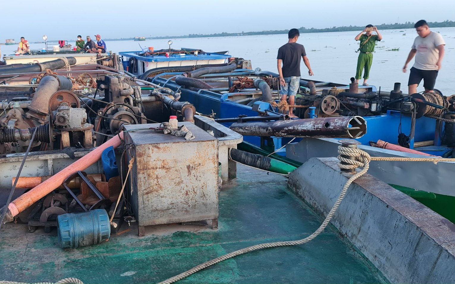 Triệt phá đường dây mua bán hóa đơn ‘khống’ cho các sà lan chở cát liên tỉnh