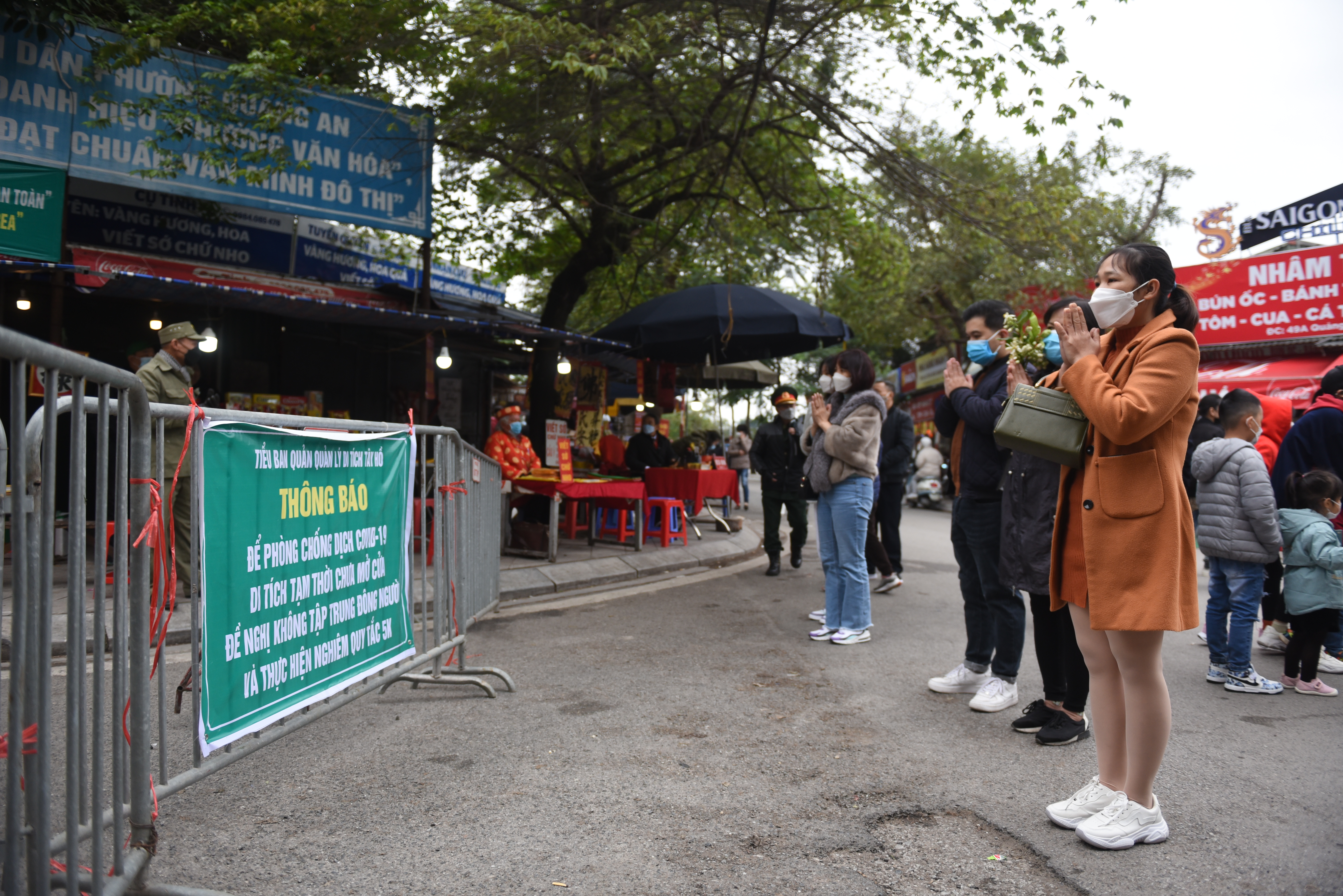 Đền chùa đóng cửa, người dân thủ đô vái vọng ngoài cổng - Ảnh 4.