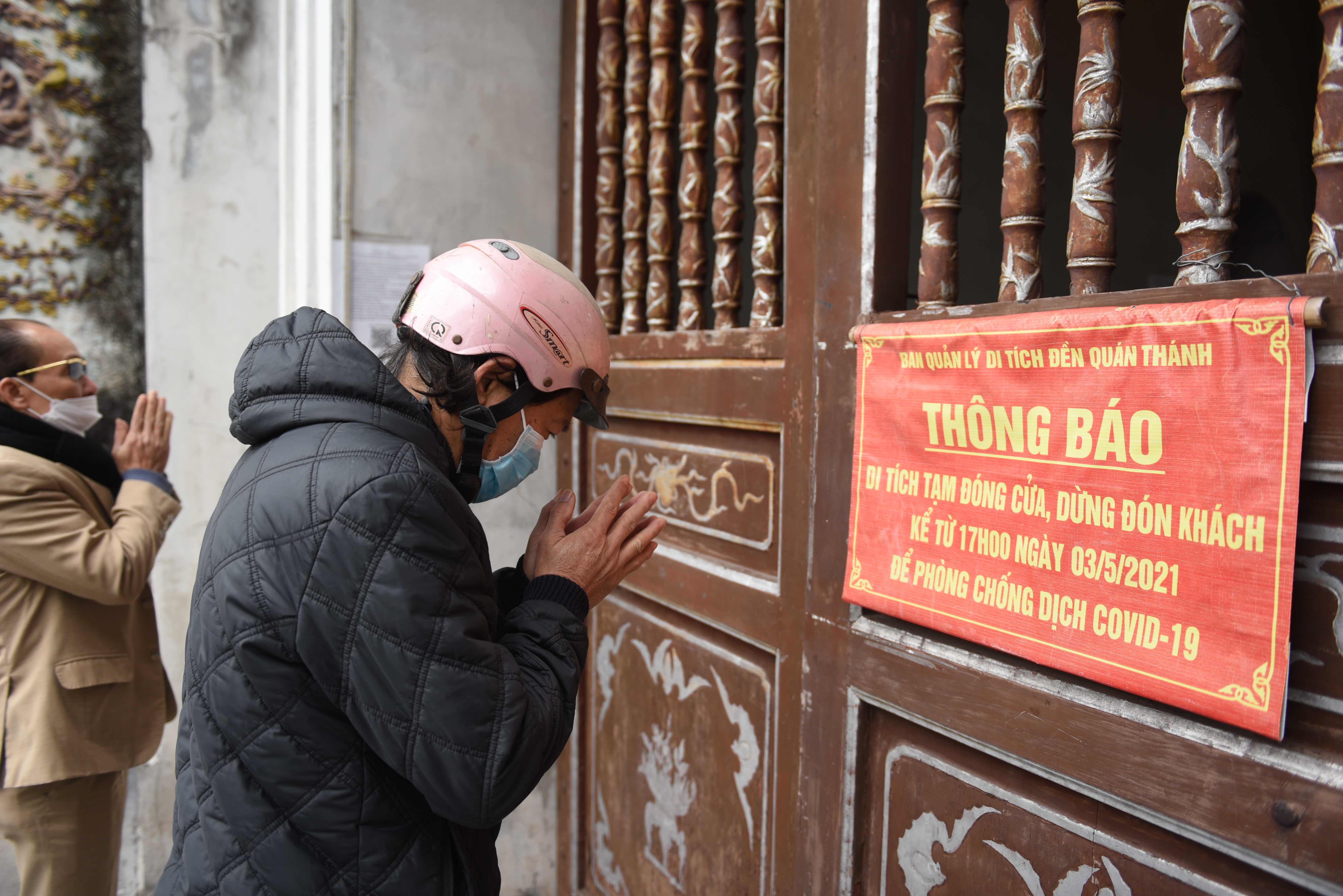 Đền chùa đóng cửa, người dân thủ đô vái vọng ngoài cổng - Ảnh 2.