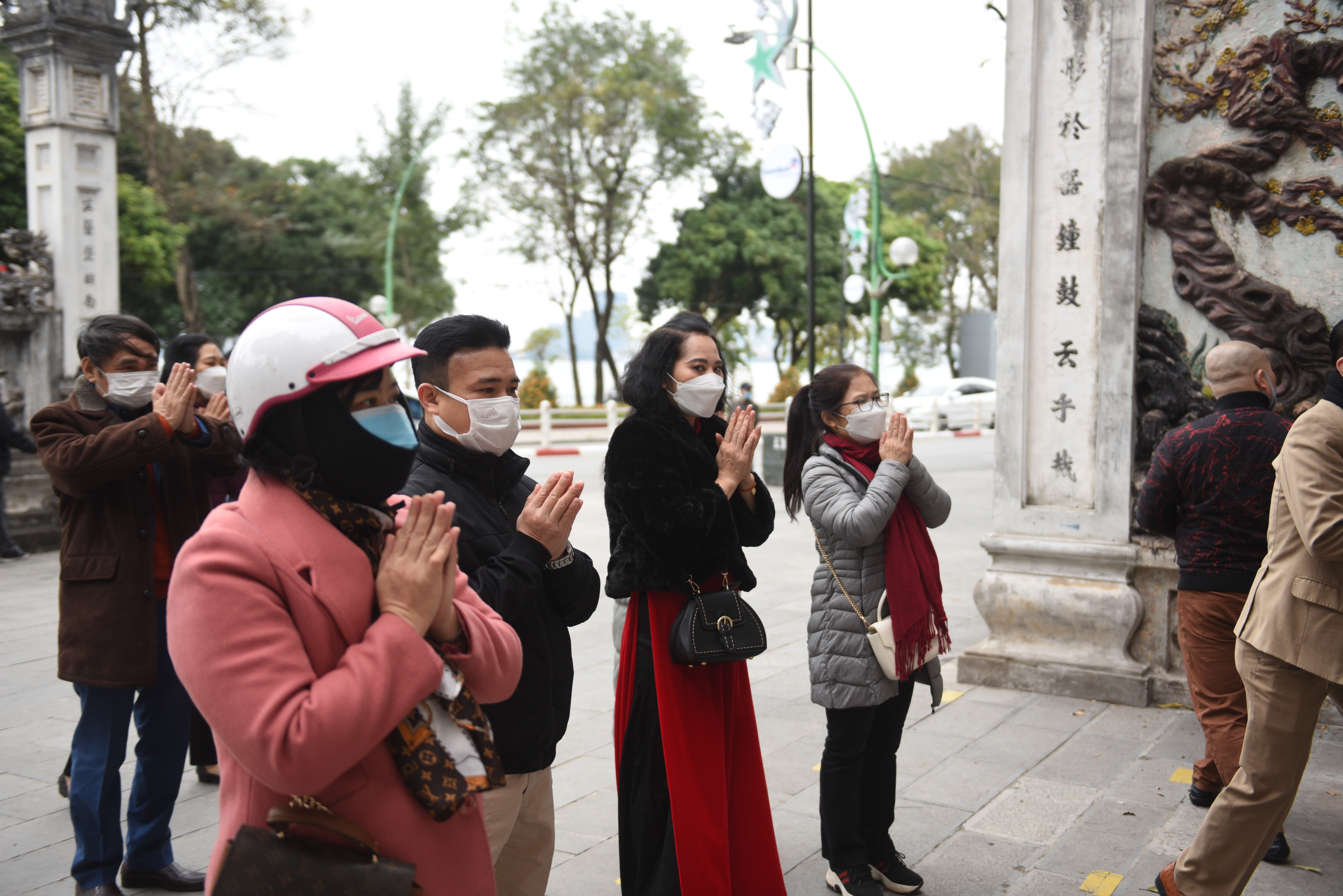 Đền chùa đóng cửa, người dân thủ đô vái vọng ngoài cổng - Ảnh 3.