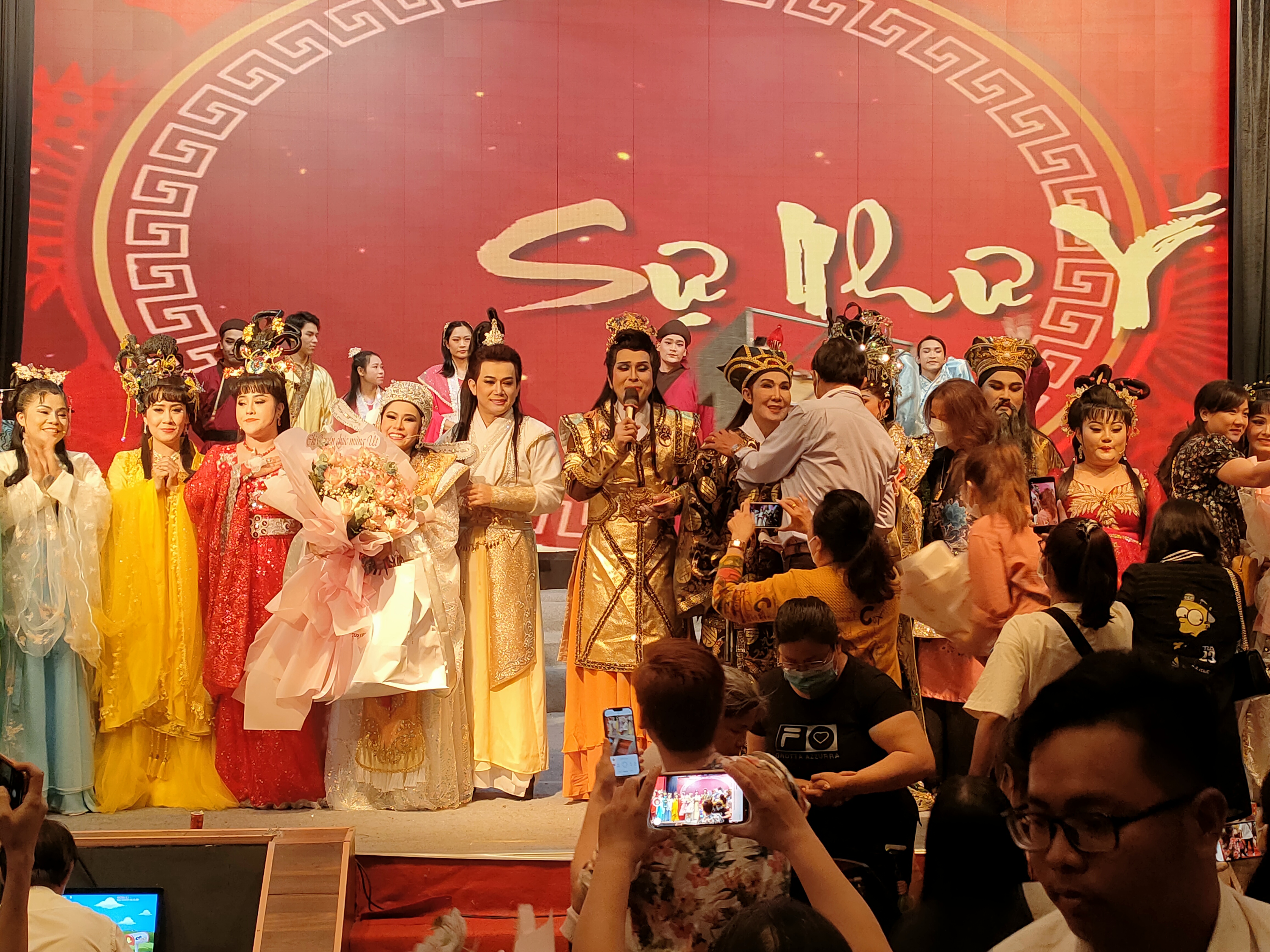 Ông hoàng cải lương Vũ Linh chọc cười khán giả trong Mạnh Lệ Quân kỳ nữ - Ảnh 8. Ông hoàng cải lương Vũ Linh chọc cười khán giả trong Mạnh Lệ Quân kỳ nữ - Ảnh 8.