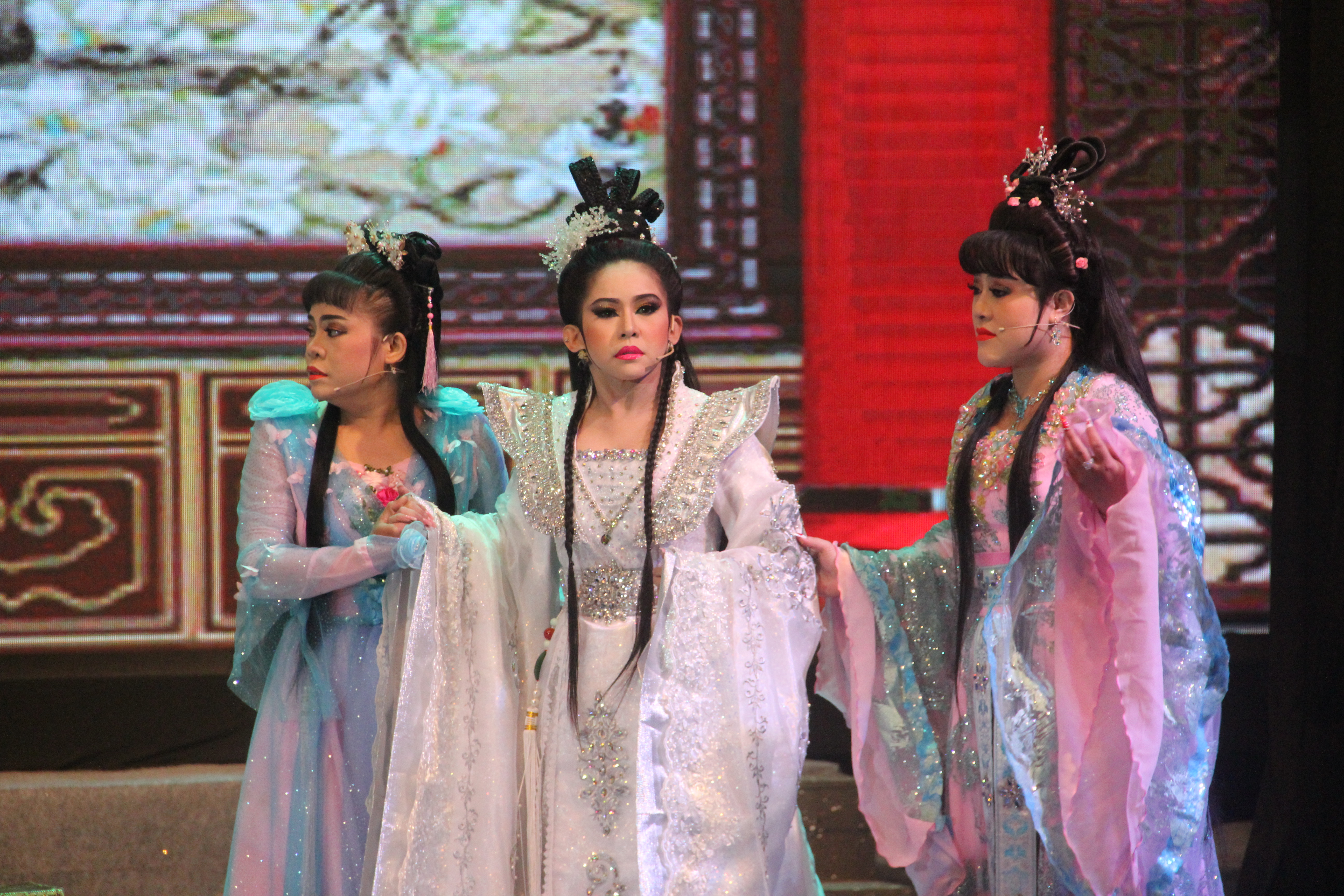 Ông hoàng cải lương Vũ Linh chọc cười khán giả trong Mạnh Lệ Quân kỳ nữ - Ảnh 6. Ông hoàng cải lương Vũ Linh chọc cười khán giả trong Mạnh Lệ Quân kỳ nữ - Ảnh 6.