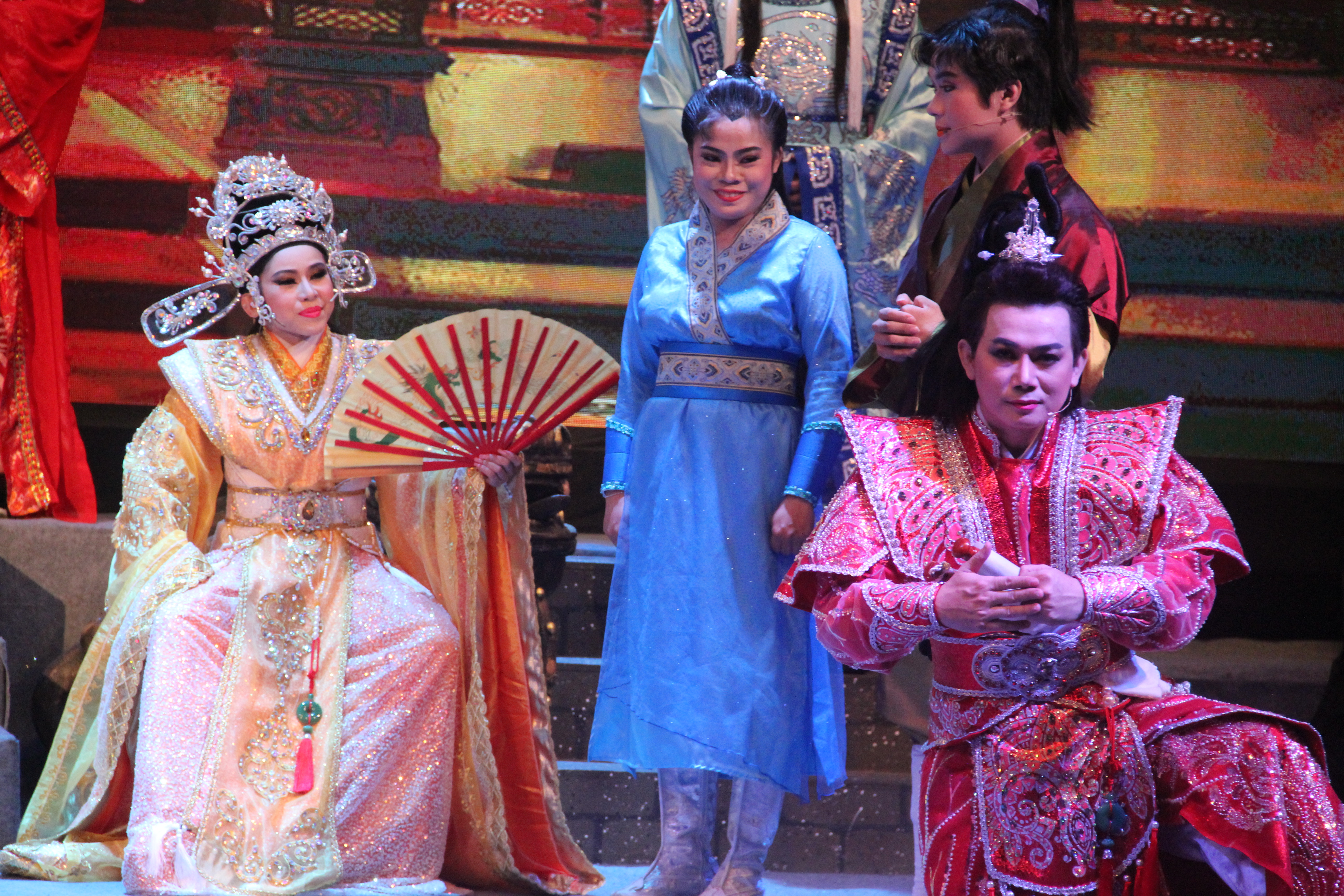 Ông hoàng cải lương Vũ Linh chọc cười khán giả trong Mạnh Lệ Quân kỳ nữ - Ảnh 7. Ông hoàng cải lương Vũ Linh chọc cười khán giả trong Mạnh Lệ Quân kỳ nữ - Ảnh 7.