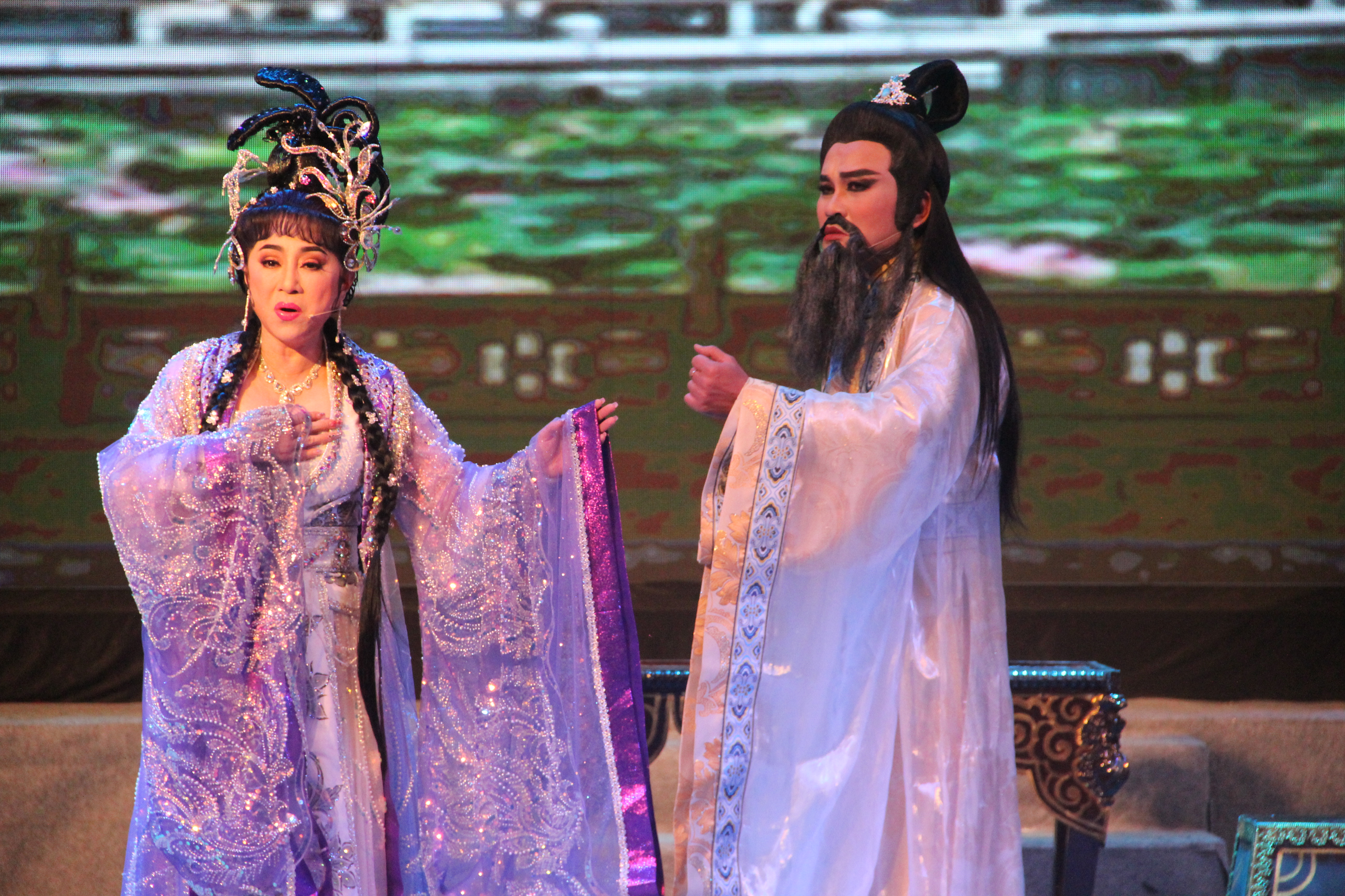 Ông hoàng cải lương Vũ Linh chọc cười khán giả trong Mạnh Lệ Quân kỳ nữ - Ảnh 4. Ông hoàng cải lương Vũ Linh chọc cười khán giả trong Mạnh Lệ Quân kỳ nữ - Ảnh 4.