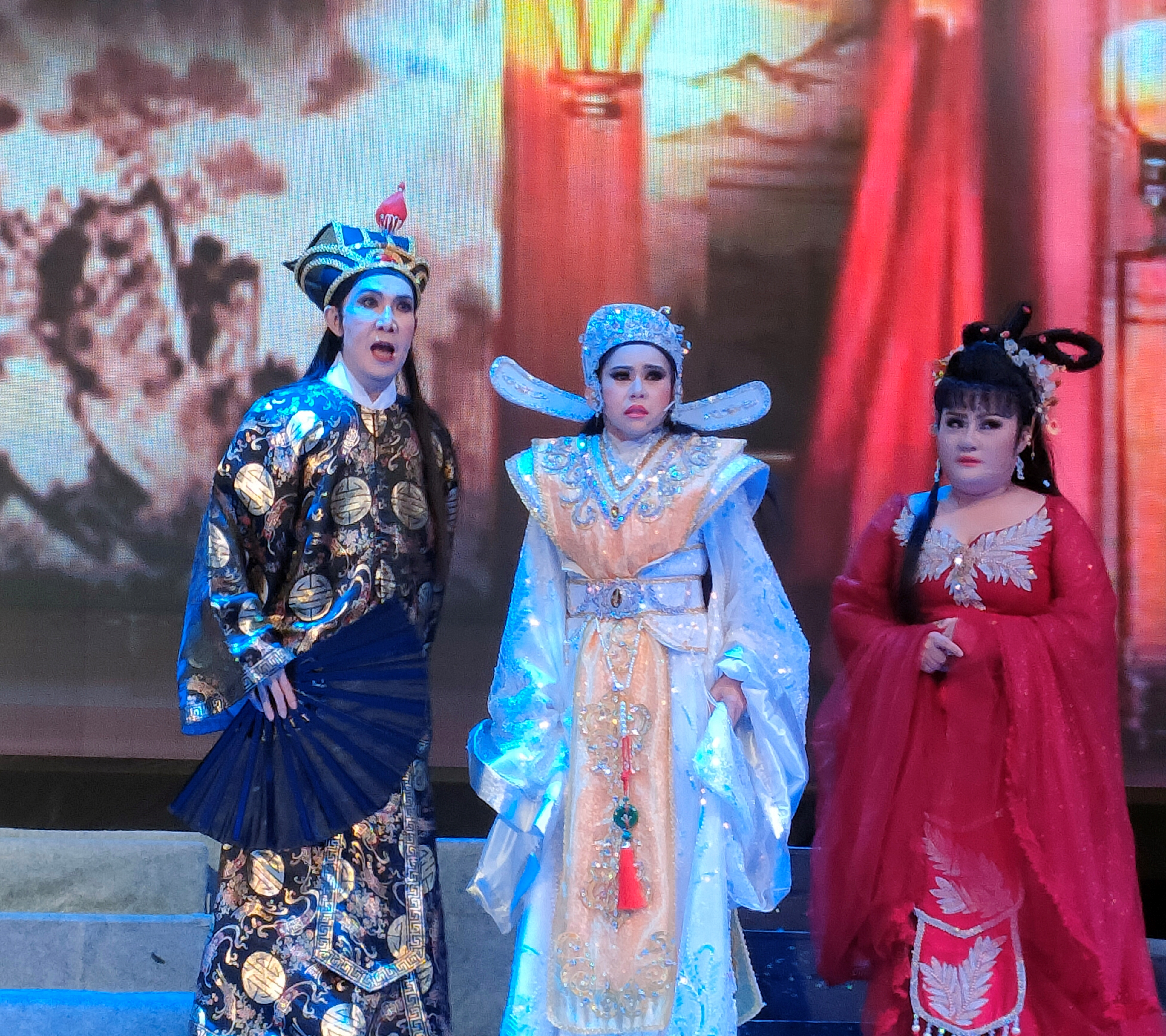 Ông hoàng cải lương Vũ Linh chọc cười khán giả trong Mạnh Lệ Quân kỳ nữ - Ảnh 3. Ông hoàng cải lương Vũ Linh chọc cười khán giả trong Mạnh Lệ Quân kỳ nữ - Ảnh 3.