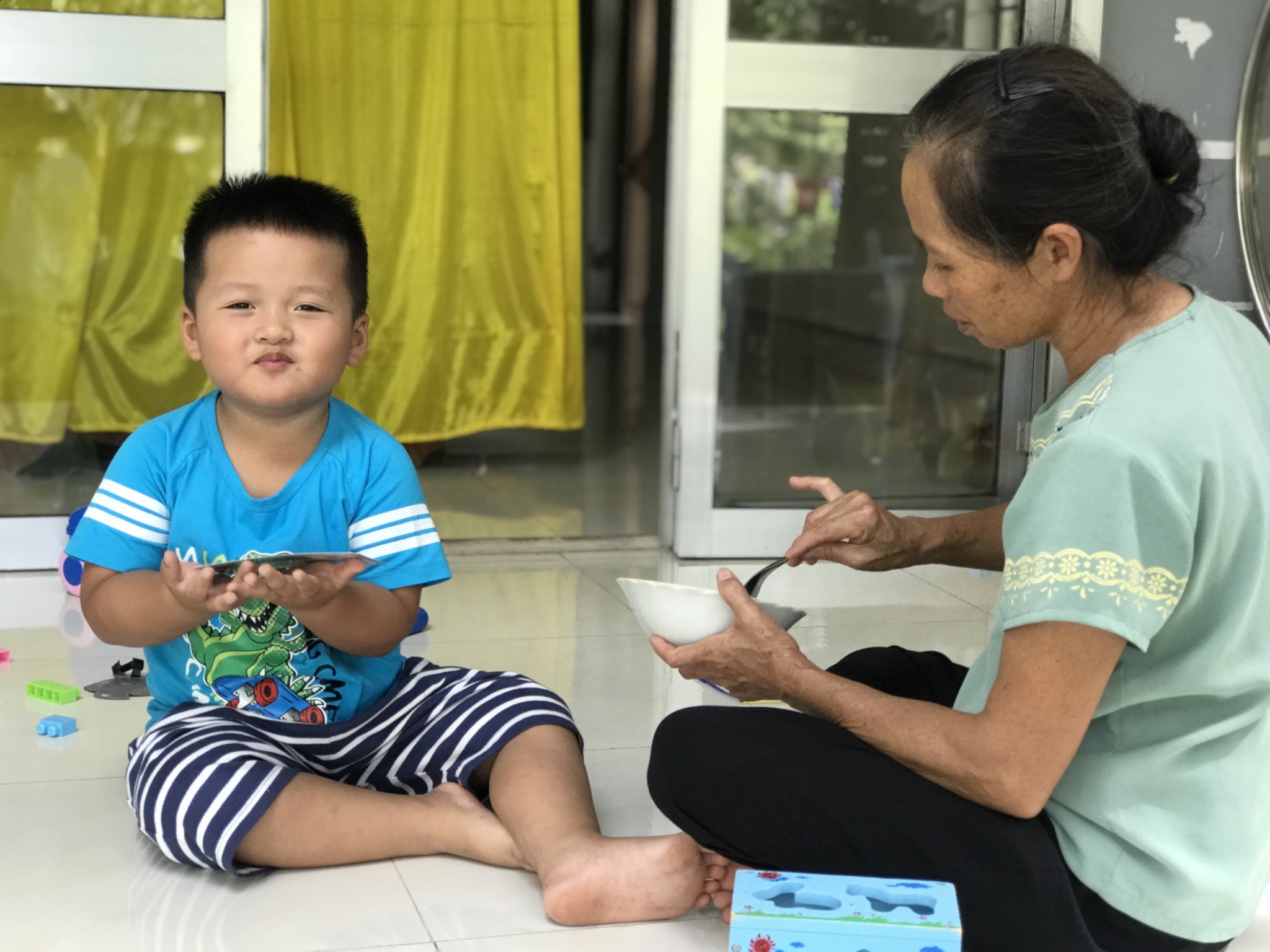 Trẻ sống xa cha mẹ: Để xa xôi hóa gần gụi - Ảnh 1. Trẻ sống xa cha mẹ: Để xa xôi hóa gần gụi - Ảnh 1.