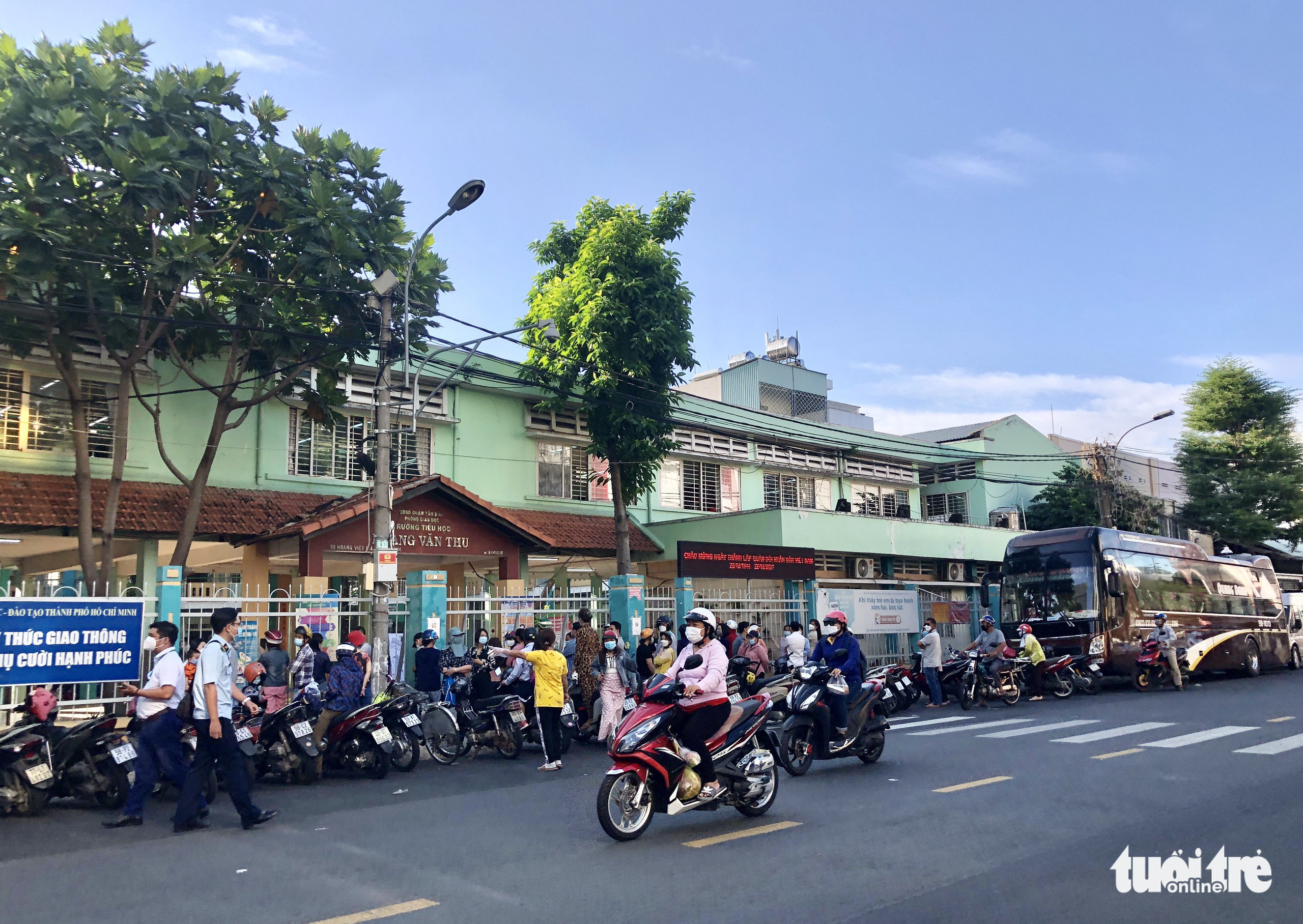 TP.HCM: Học sinh, sinh viên đi học, lại đông như bình thường cũ - Ảnh 6. TP.HCM: Học sinh, sinh viên đi học, lại đông như bình thường cũ - Ảnh 6.