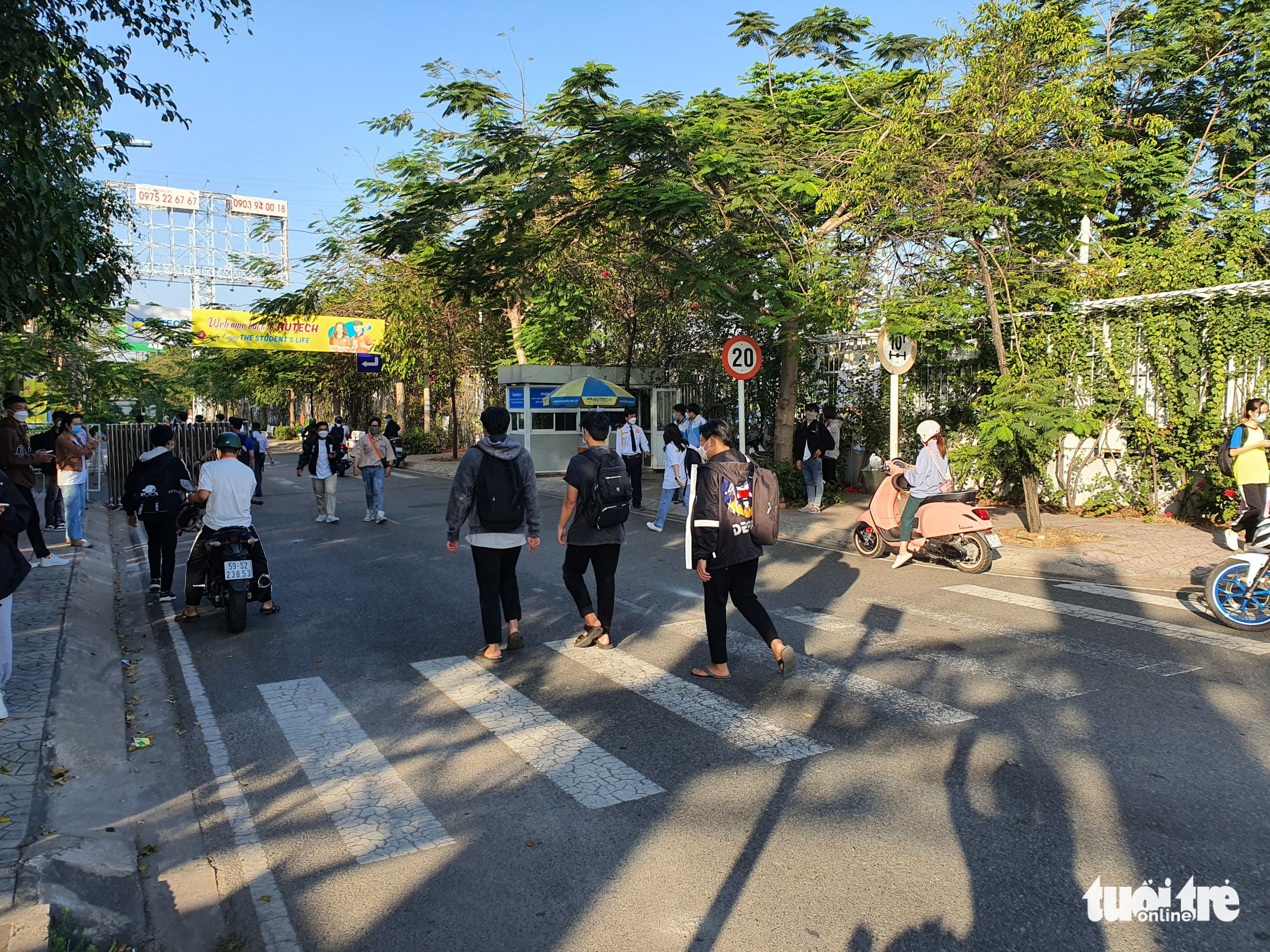 TP.HCM: Học sinh, sinh viên đi học, lại đông như bình thường cũ - Ảnh 5. TP.HCM: Học sinh, sinh viên đi học, lại đông như bình thường cũ - Ảnh 5.