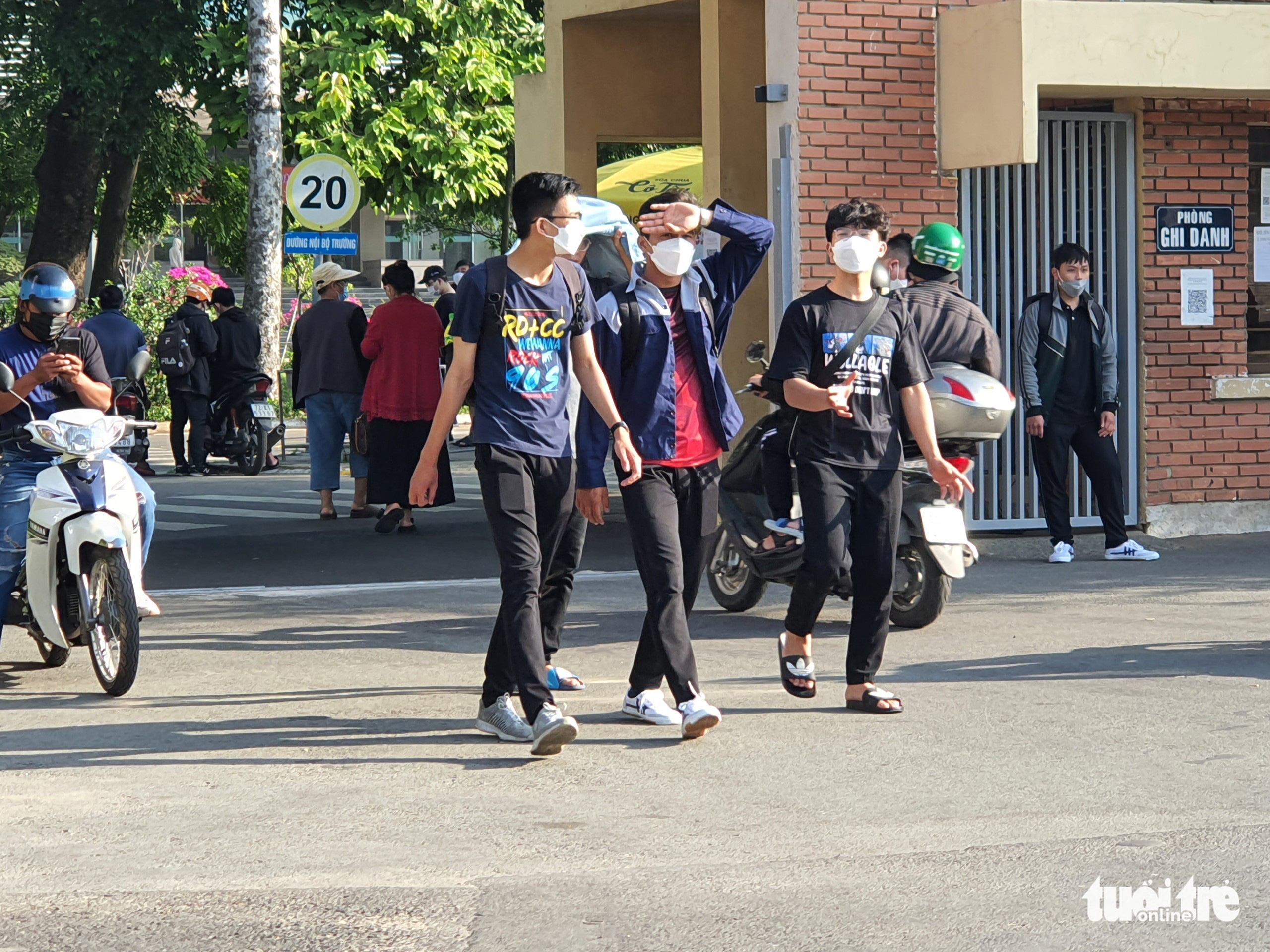 TP.HCM: Học sinh, sinh viên đi học, lại đông như bình thường cũ - Ảnh 4. TP.HCM: Học sinh, sinh viên đi học, lại đông như bình thường cũ - Ảnh 4.