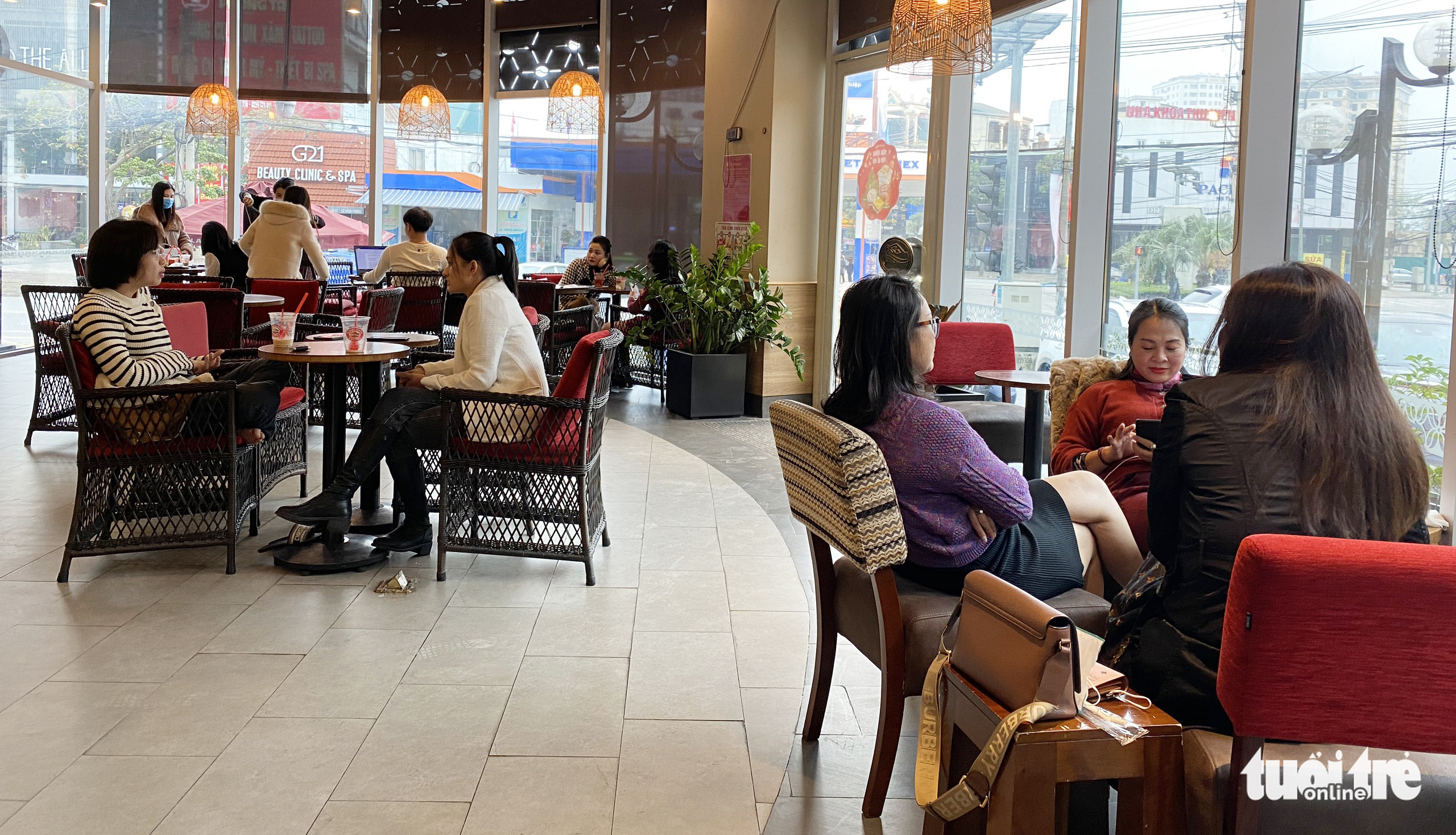 TP Vinh siết nhiều hoạt động vì ‘vùng đỏ’ dịch COVID-19 lan nhanh - Ảnh 1. TP Vinh siết nhiều hoạt động vì ‘vùng đỏ’ dịch COVID-19 lan nhanh - Ảnh 1.