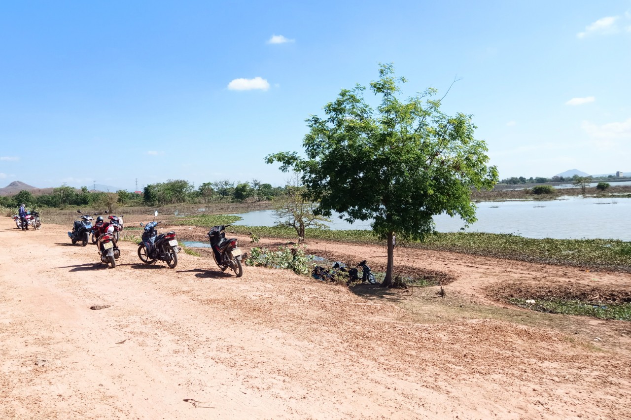 Tìm thấy thi thể 3 người đàn ông dưới hồ Suối Đá - Ảnh 1. Tìm thấy thi thể 3 người đàn ông dưới hồ Suối Đá - Ảnh 1.