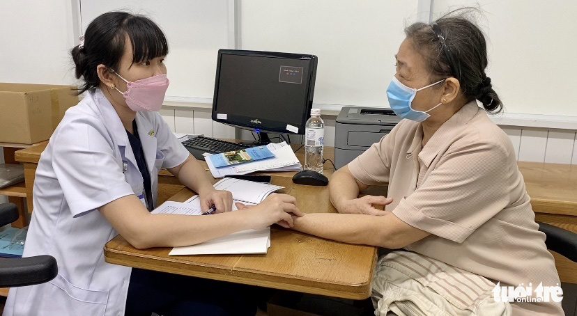 Ớn lạnh, lạnh run sau mắc COVID-19 và tiêm vắc xin, vì sao? - Ảnh 2. Ớn lạnh, lạnh run sau mắc COVID-19 và tiêm vắc xin, vì sao? - Ảnh 2.