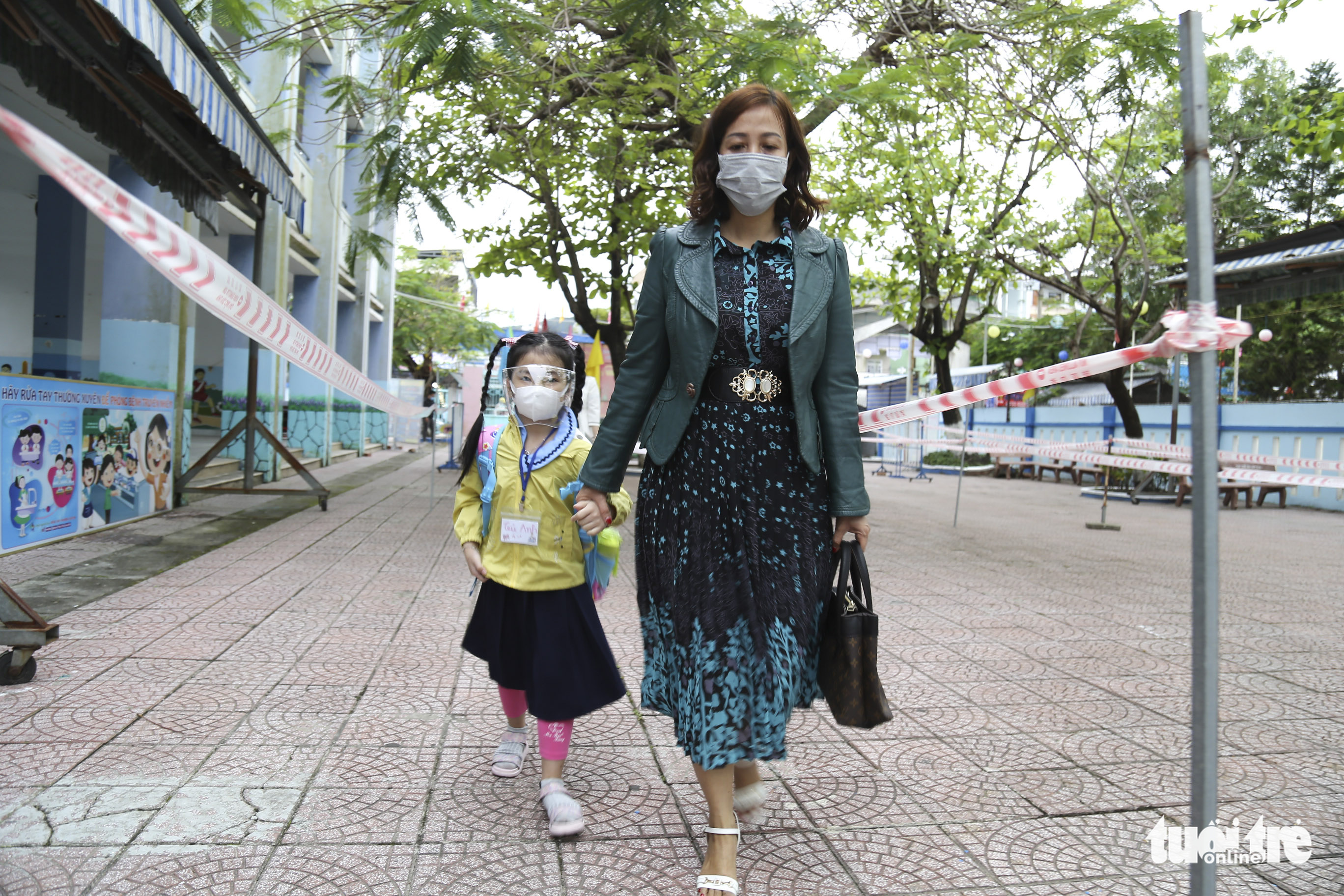 Tiểu học, mầm non Đà Nẵng mở cửa, học sinh vắng khá nhiều do phụ huynh chưa yên tâm - Ảnh 2. Tiểu học, mầm non Đà Nẵng mở cửa, học sinh vắng khá nhiều do phụ huynh chưa yên tâm - Ảnh 2.