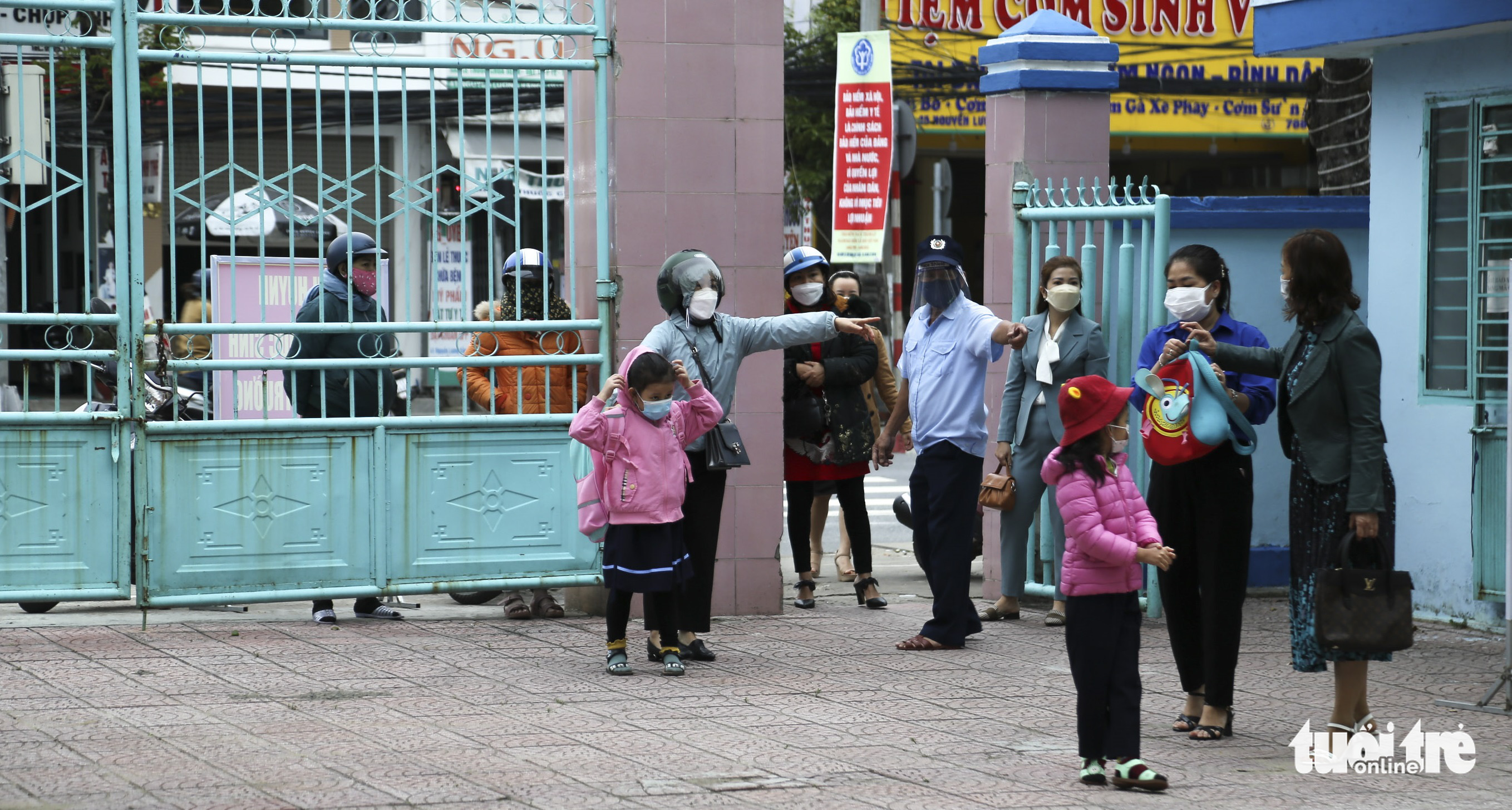 Tiểu học, mầm non Đà Nẵng mở cửa, học sinh vắng khá nhiều do phụ huynh chưa yên tâm - Ảnh 1. Tiểu học, mầm non Đà Nẵng mở cửa, học sinh vắng khá nhiều do phụ huynh chưa yên tâm - Ảnh 1.