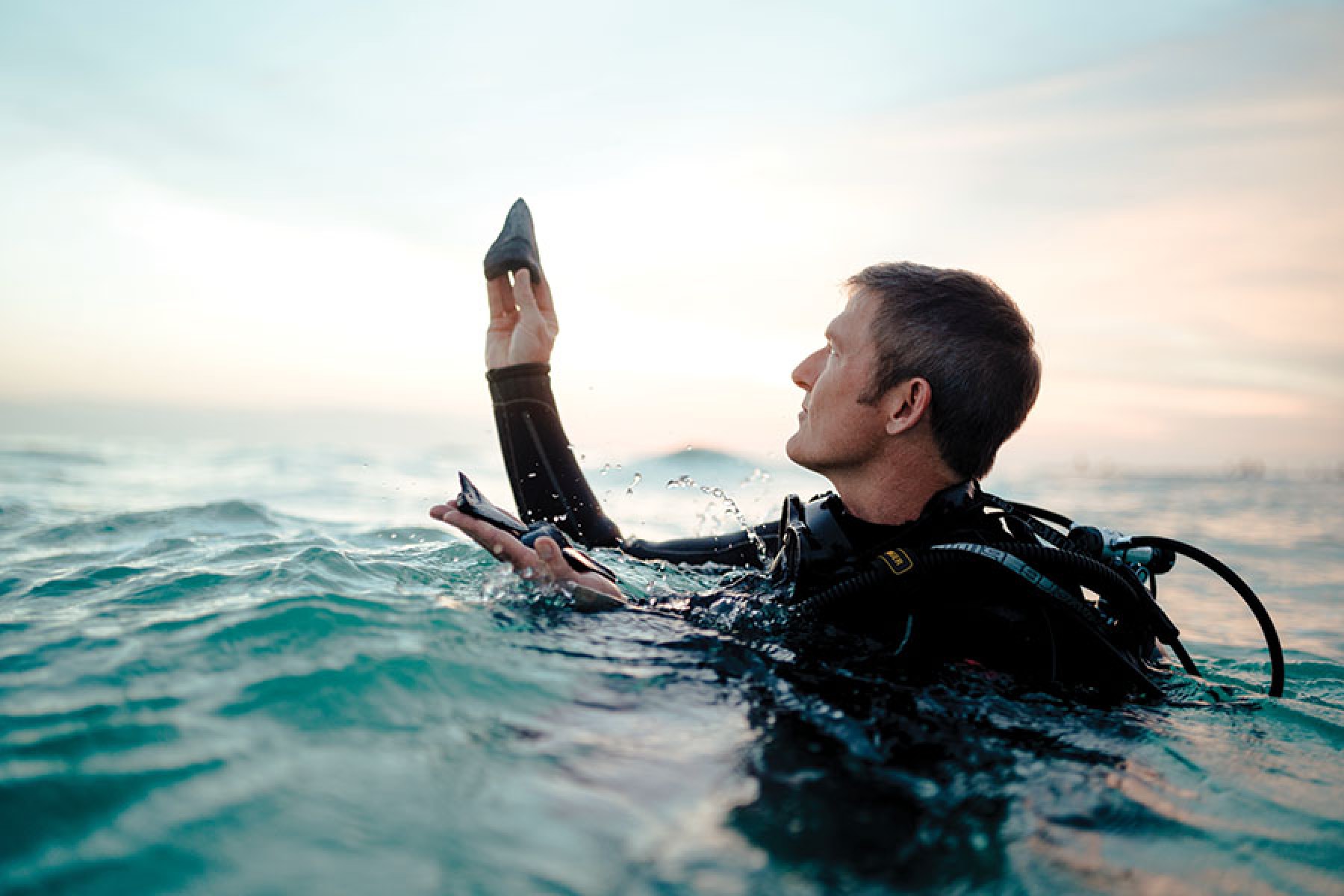 Những nghề quái lạ trên thế giới - Kỳ 1: Kẻ săn răng cá mập hóa thạch - Ảnh 1. Những nghề quái lạ trên thế giới - Kỳ 1: Kẻ săn răng cá mập hóa thạch - Ảnh 1.