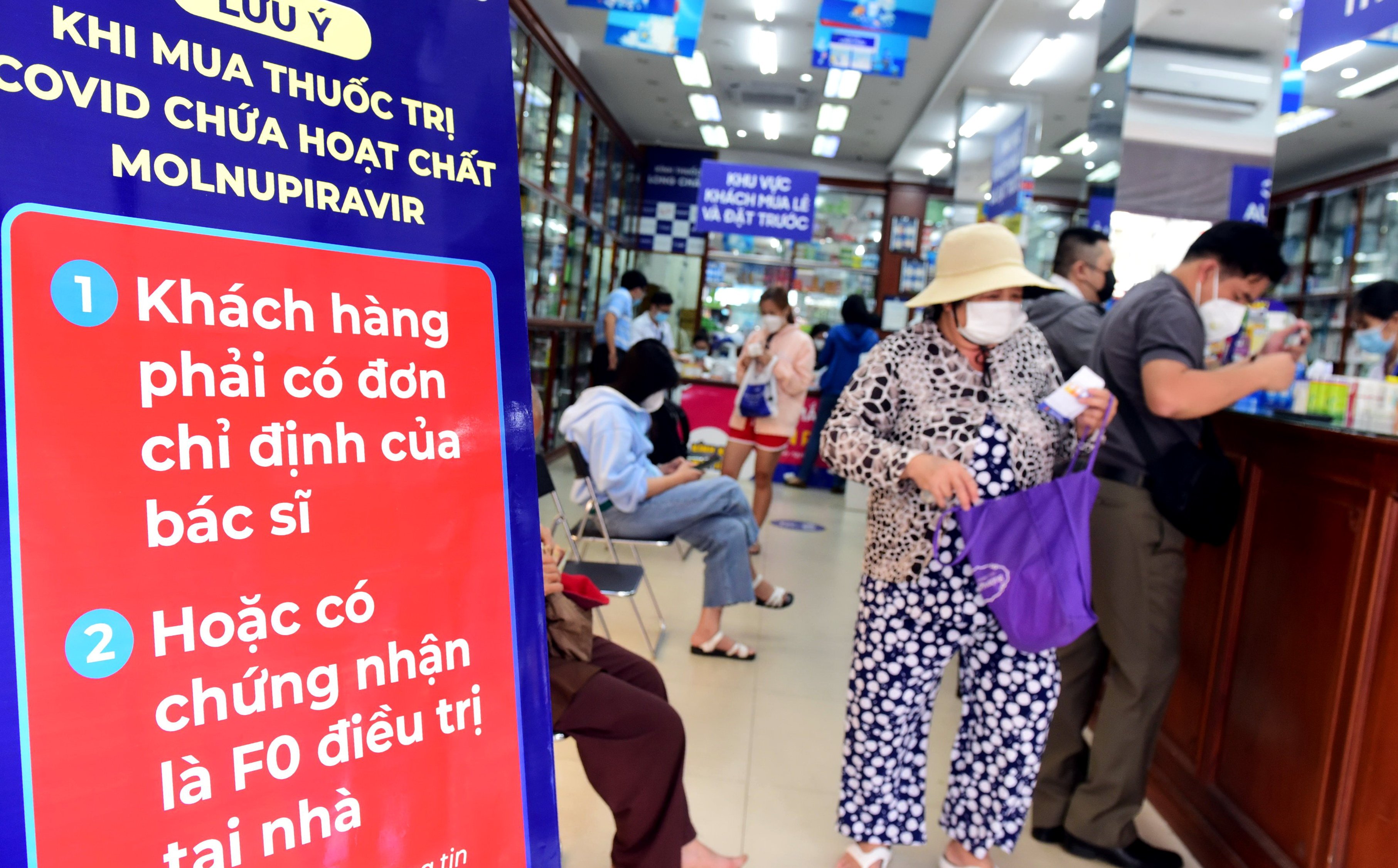 Có đơn của bác sĩ mới mua được thuốc điều trị COVID-19 - Ảnh 1. Có đơn của bác sĩ mới mua được thuốc điều trị COVID-19 - Ảnh 1.