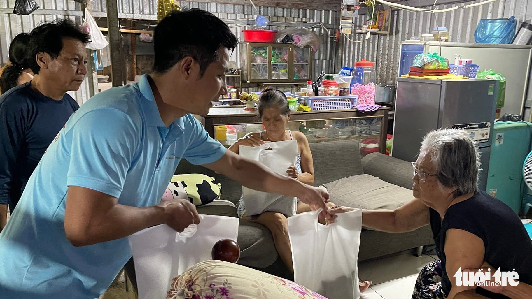 Doanh nhân trẻ đưa mực đang bơi từ biển về bờ - Ảnh 2. Doanh nhân trẻ đưa mực đang bơi từ biển về bờ - Ảnh 2.