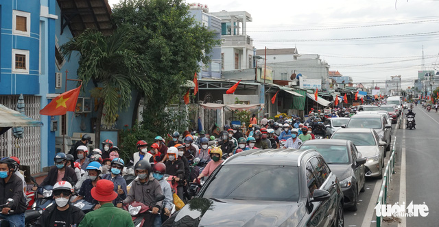 Người dân ùn ùn trở lại TP.HCM, bến phà, cao tốc đông xe - Ảnh 1. Người dân ùn ùn trở lại TP.HCM, bến phà, cao tốc đông xe - Ảnh 1.