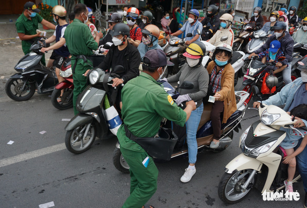 Người dân ùn ùn trở lại TP.HCM, bến phà, cao tốc đông xe - Ảnh 4. Người dân ùn ùn trở lại TP.HCM, bến phà, cao tốc đông xe - Ảnh 4.