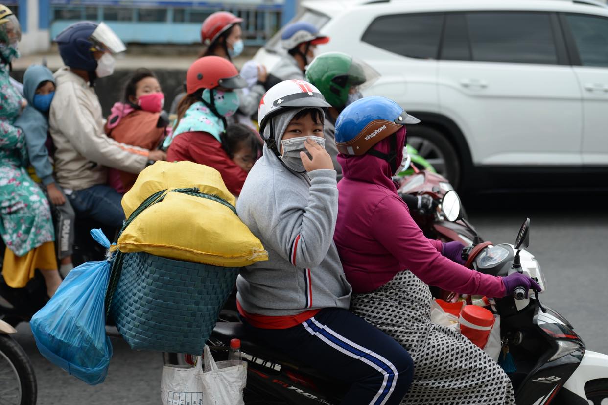 Người dân ùn ùn trở lại TP.HCM, bến phà, cao tốc đông xe - Ảnh 7. Người dân ùn ùn trở lại TP.HCM, bến phà, cao tốc đông xe - Ảnh 7.