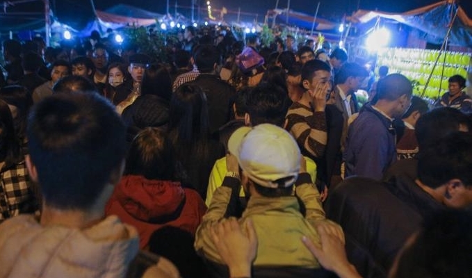 2 năm xa cách, nhớ ơi là nhớ chợ Viềng cầu may - Ảnh 2.